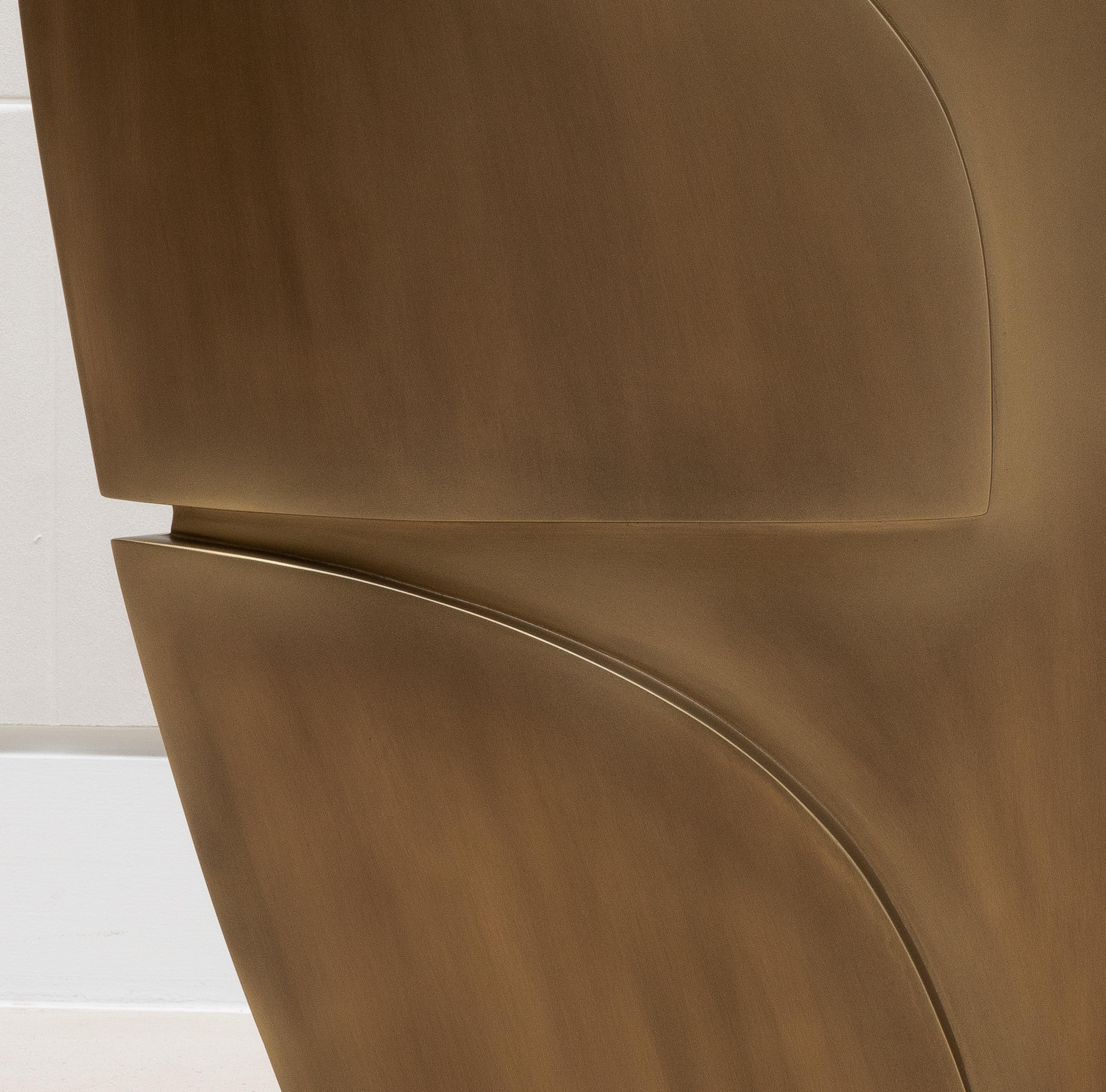 Fatto a mano Scultura moderna astratta a L in bronzo patinato ottone di Patrick Coard Paris in vendita