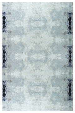 Tapis en soie fait main, gris clair, style abstrait moderne « Aether » par Doris Leslie Blau