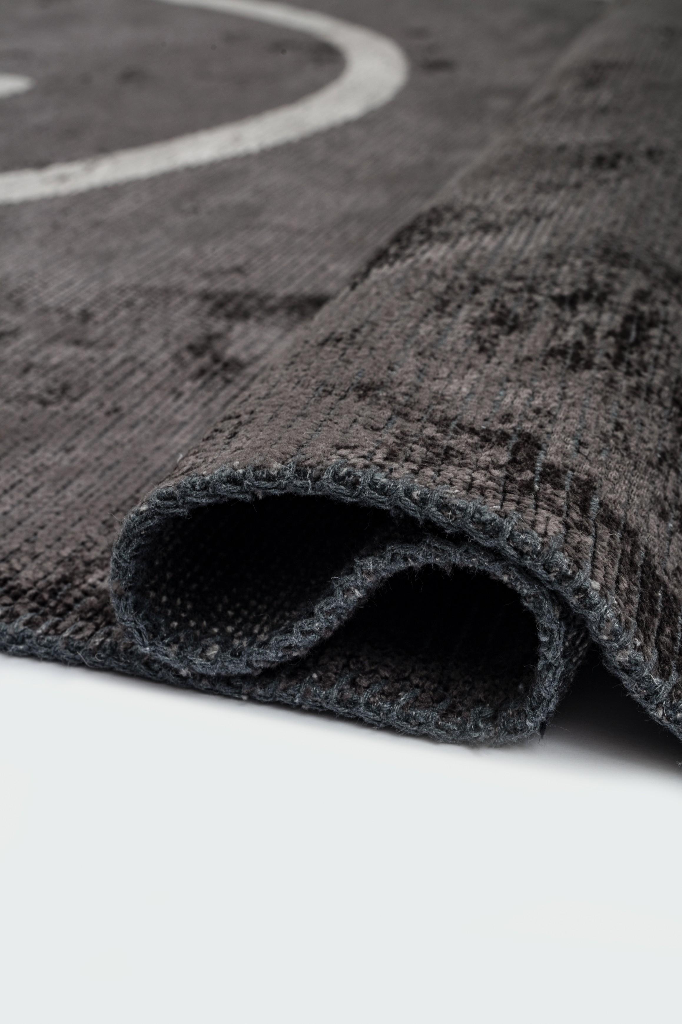 For Sale:  (Gray) Modern Abstract Luxury Hand-Finished Area Rug 2