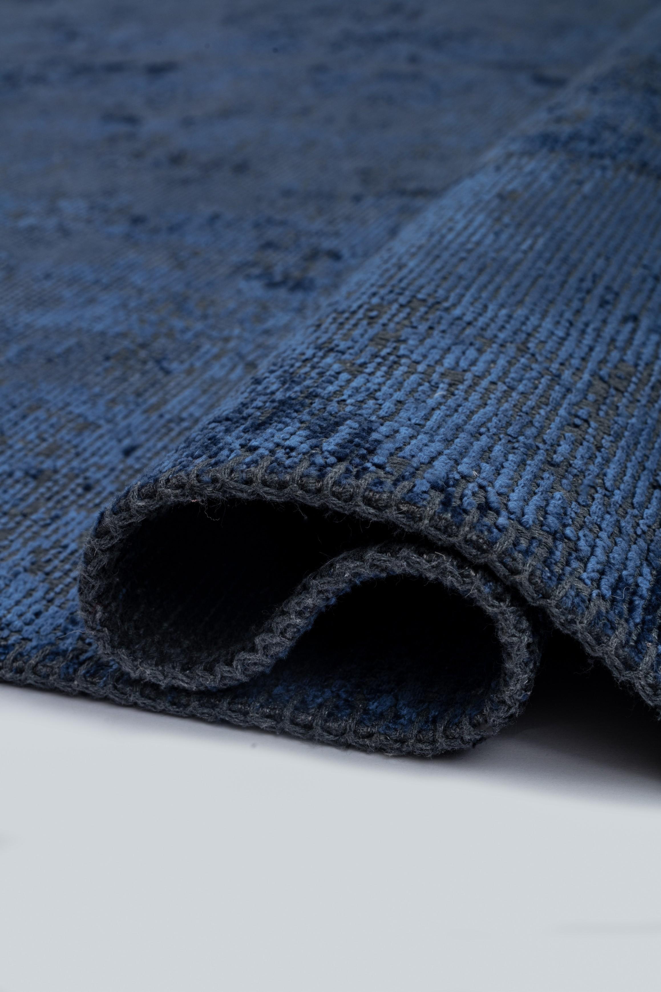 Im Angebot: Moderner, abstrakter, luxuriöser, handgefertigter Vorleger,  (Blau) 2