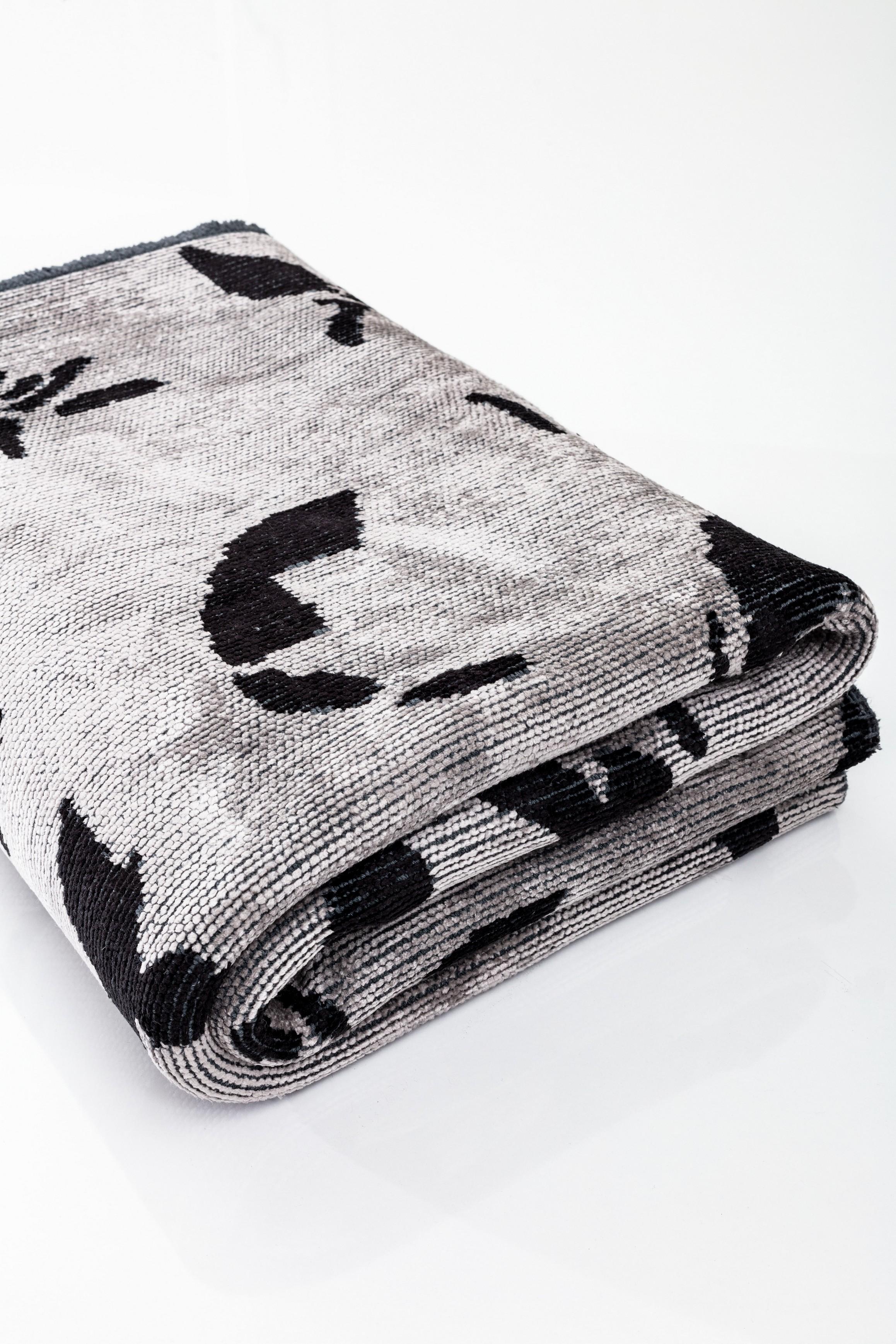 For Sale:  (Gray) Modern Abstract Luxury Hand-Finished Area Rug 4