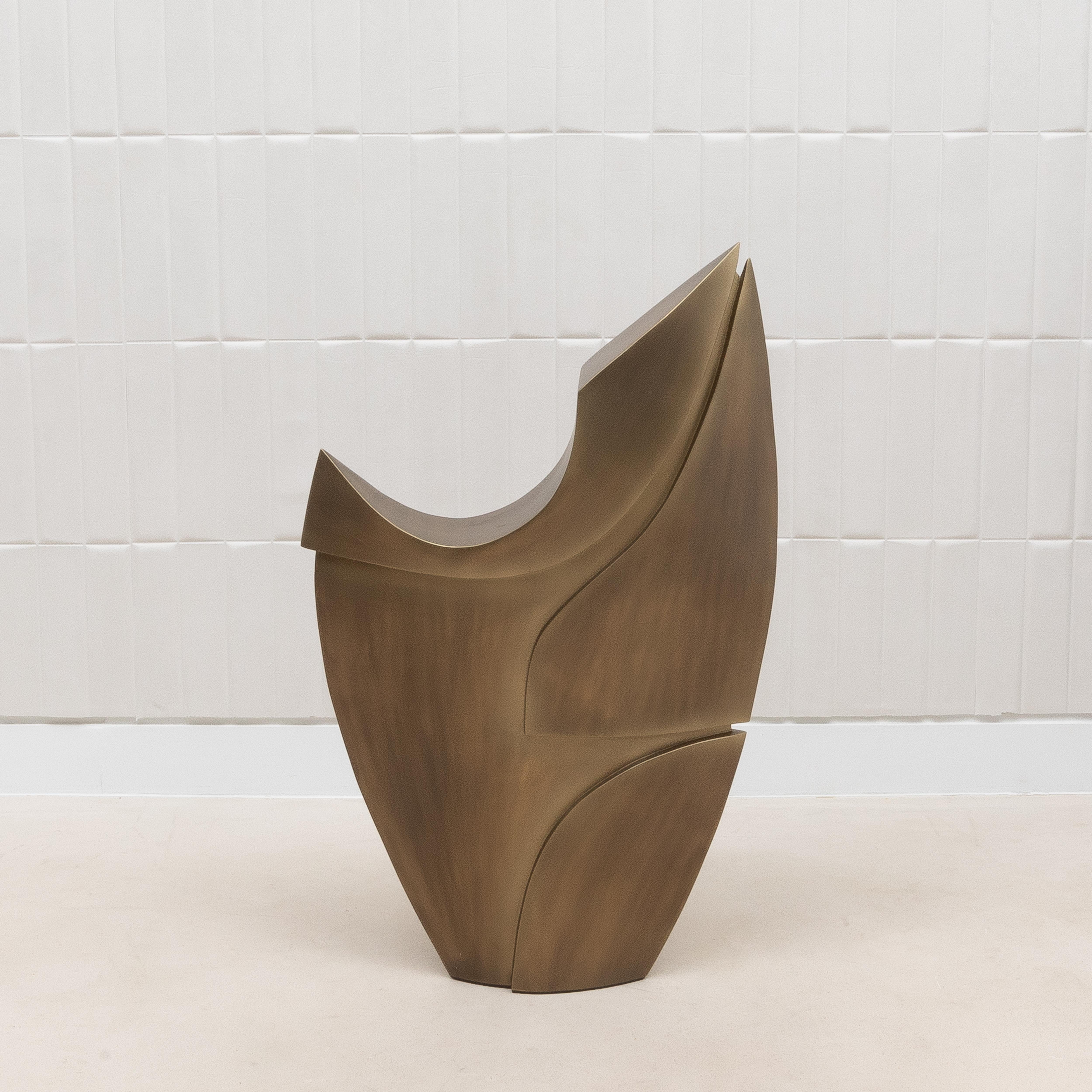 Die Oval Queen von Patrick Coard Paris ist der Inbegriff luxuriöser Kunstfertigkeit, eine atemberaubende Skulptur, die durch ihre königliche Präsenz und exquisite Handwerkskunst die Aufmerksamkeit auf sich zieht. Geschmiedet aus feinstem