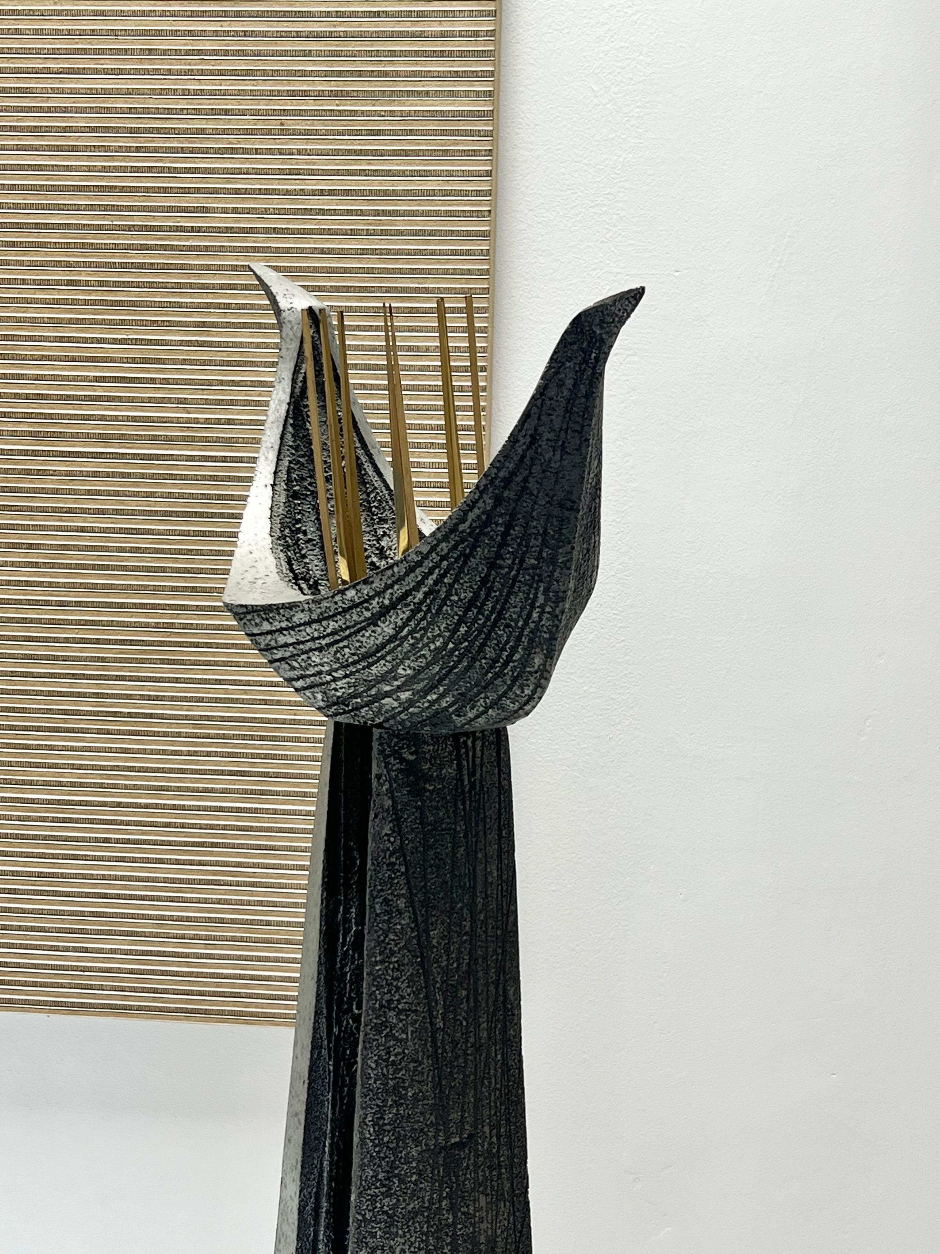 Scultura monumentale astratta moderna da pavimento in alluminio e ottone in vendita 5