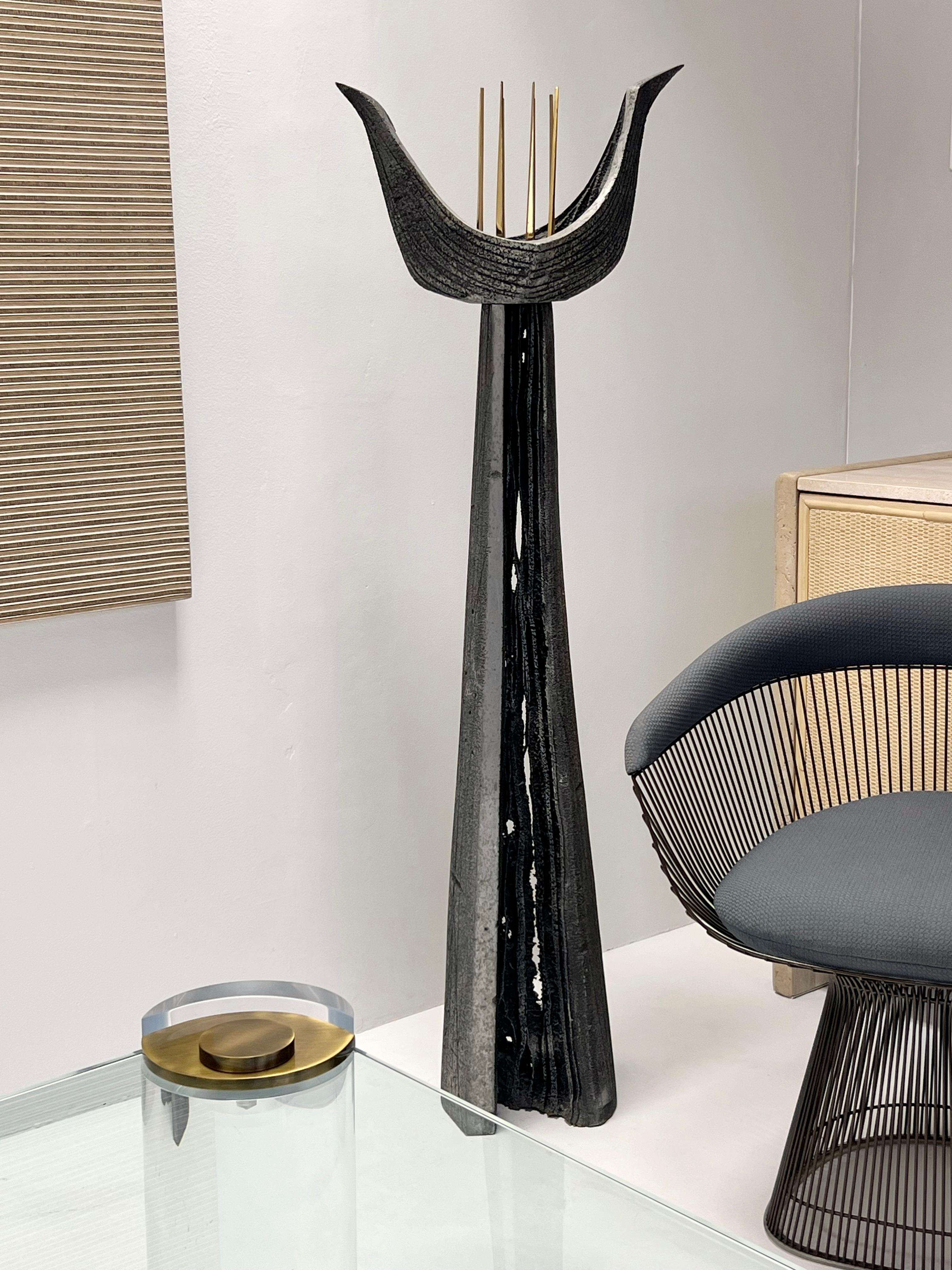 Americano Scultura monumentale astratta moderna da pavimento in alluminio e ottone in vendita