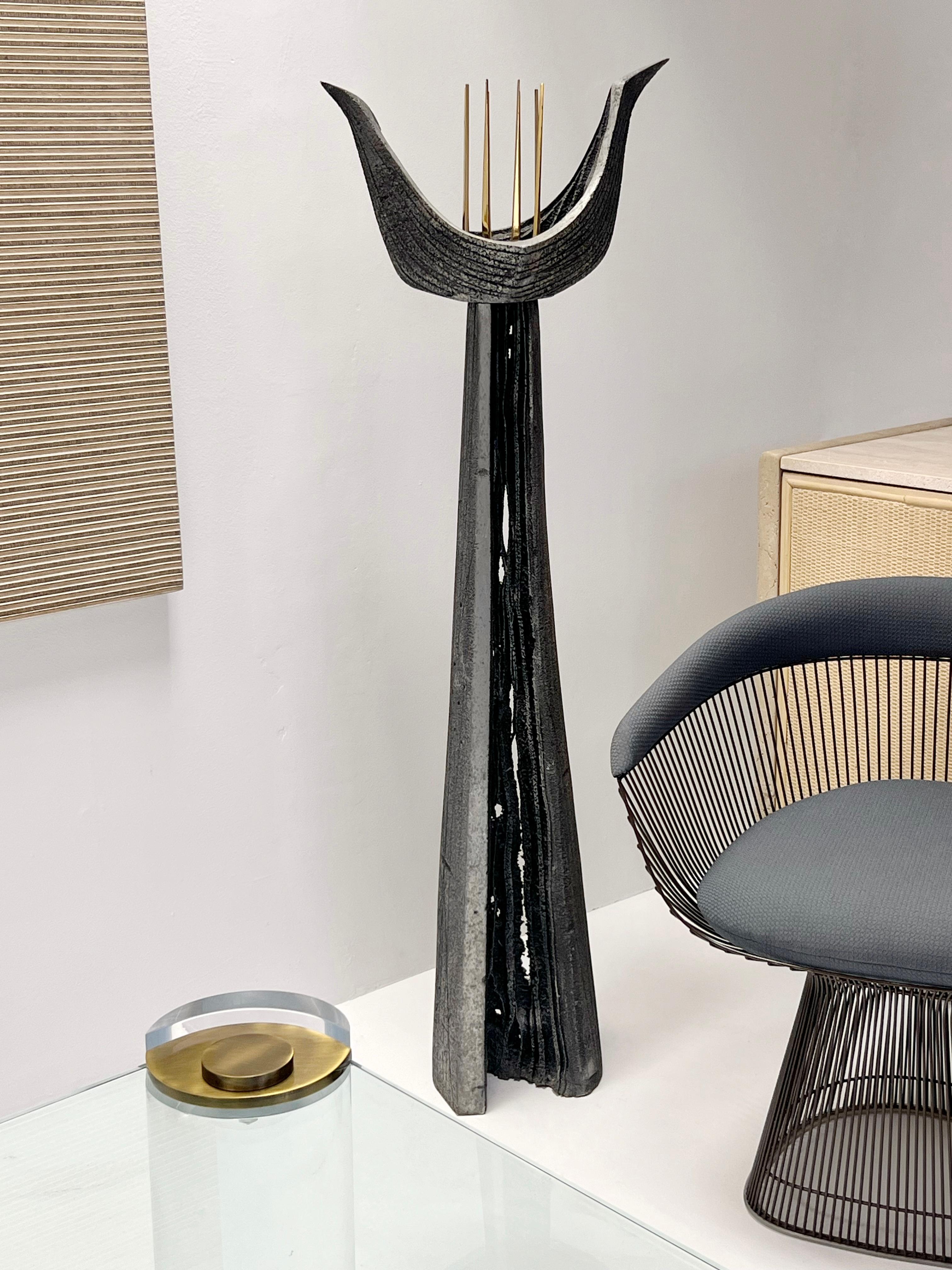 Scultura monumentale astratta moderna da pavimento in alluminio e ottone In condizioni buone in vendita a Miami, FL