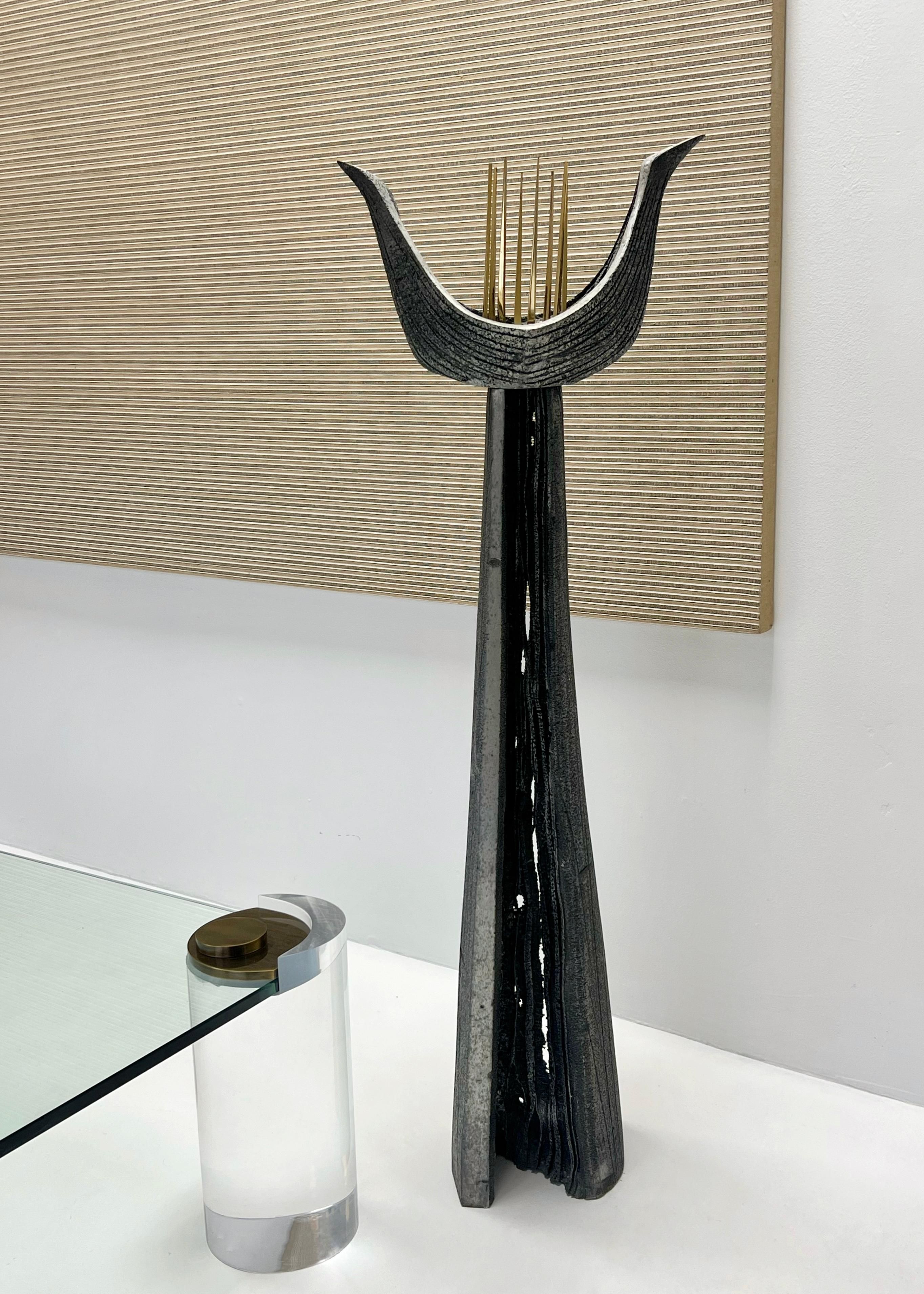 Metà XX secolo Scultura monumentale astratta moderna da pavimento in alluminio e ottone in vendita