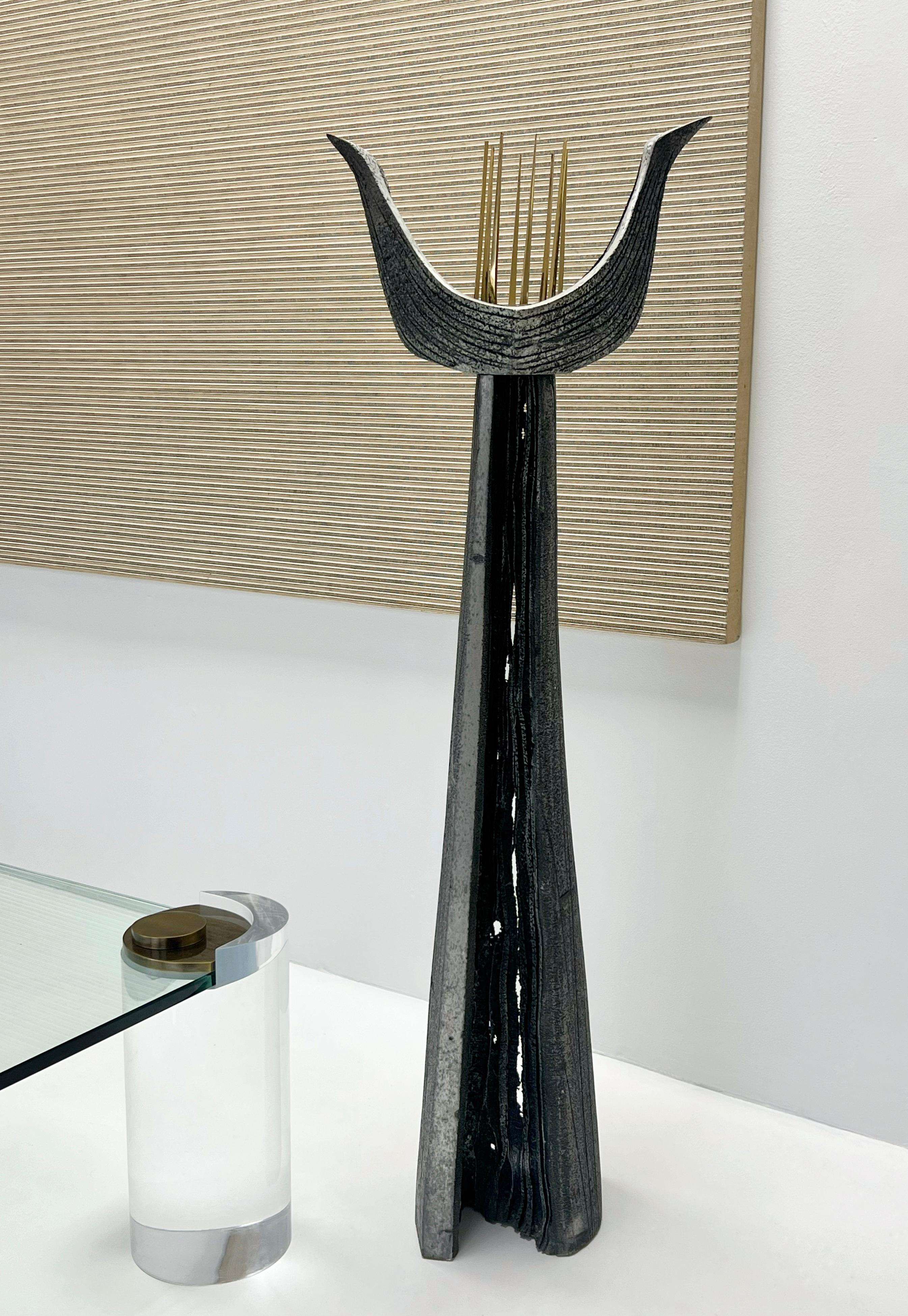 Alluminio Scultura monumentale astratta moderna da pavimento in alluminio e ottone in vendita