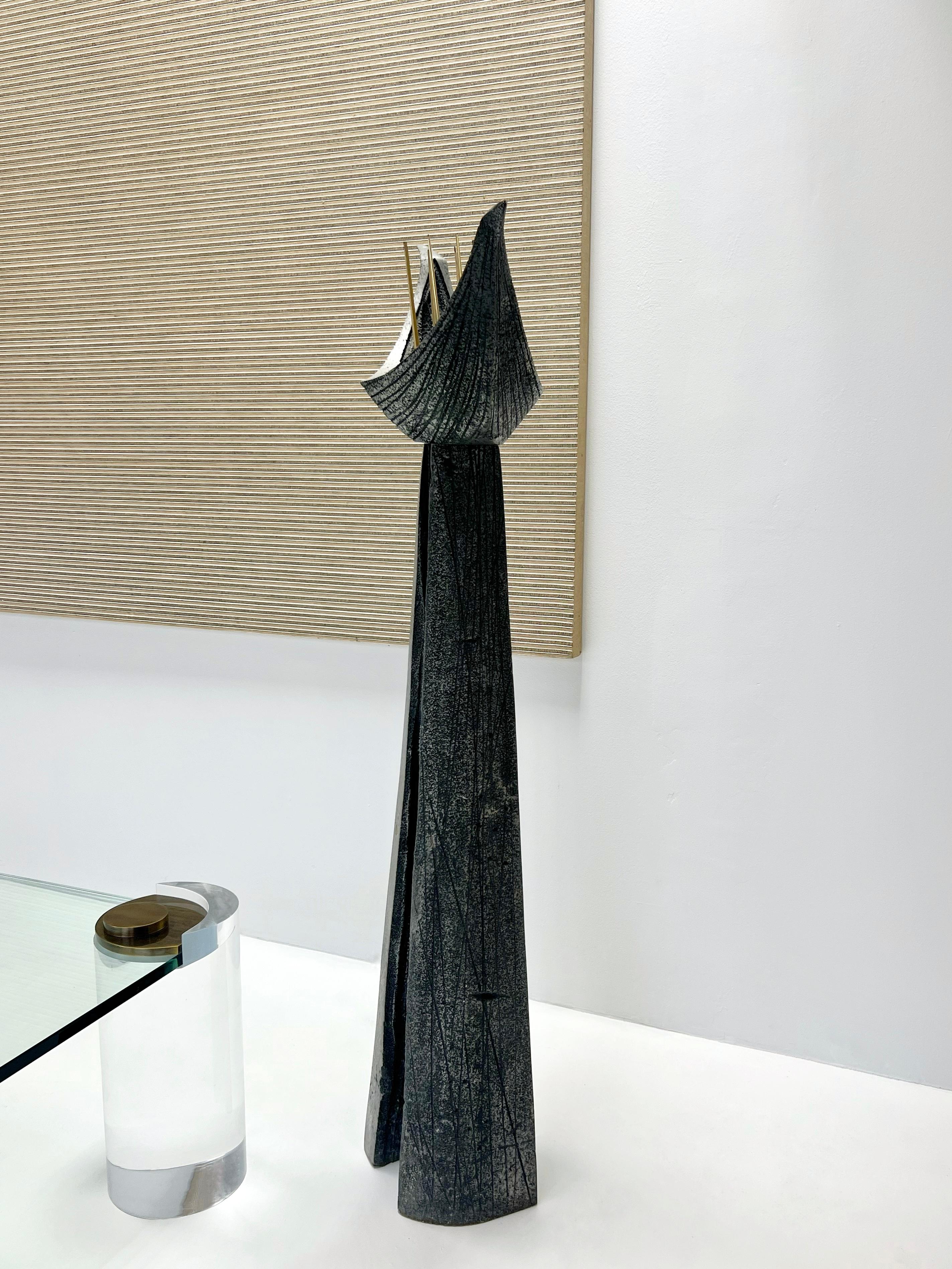 Scultura monumentale astratta moderna da pavimento in alluminio e ottone in vendita 1