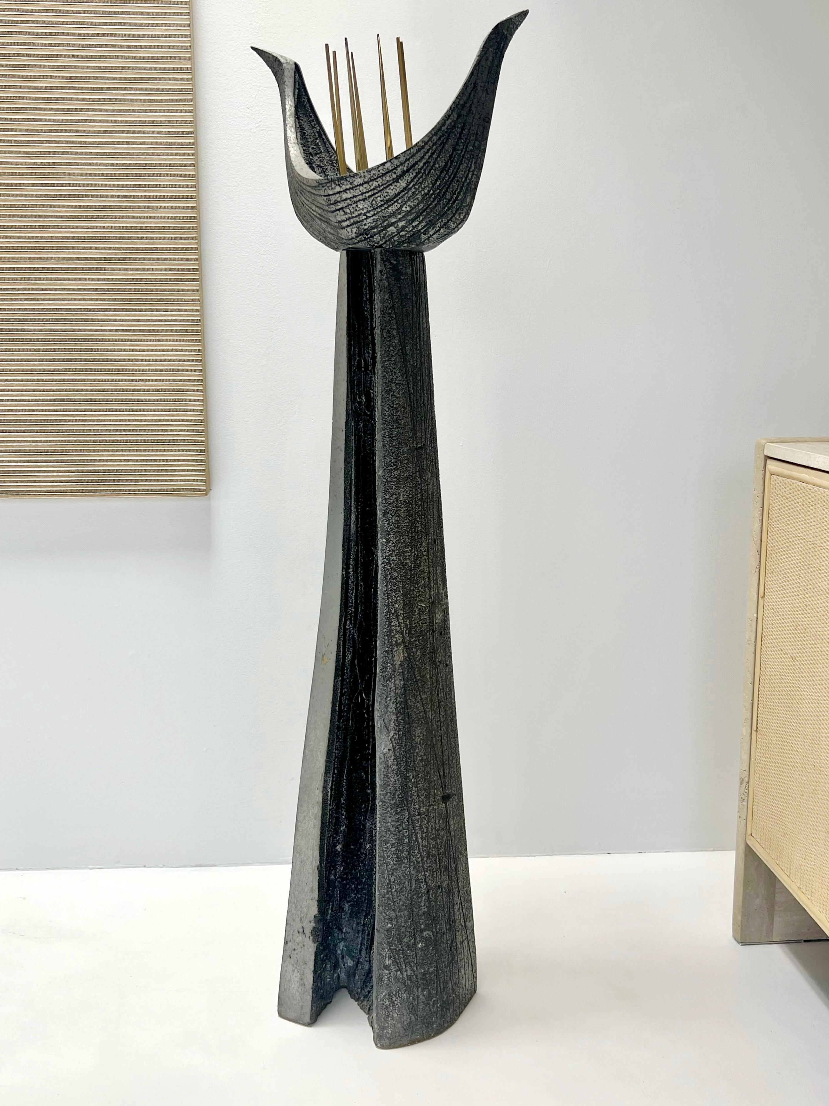 Scultura monumentale astratta moderna da pavimento in alluminio e ottone in vendita 2