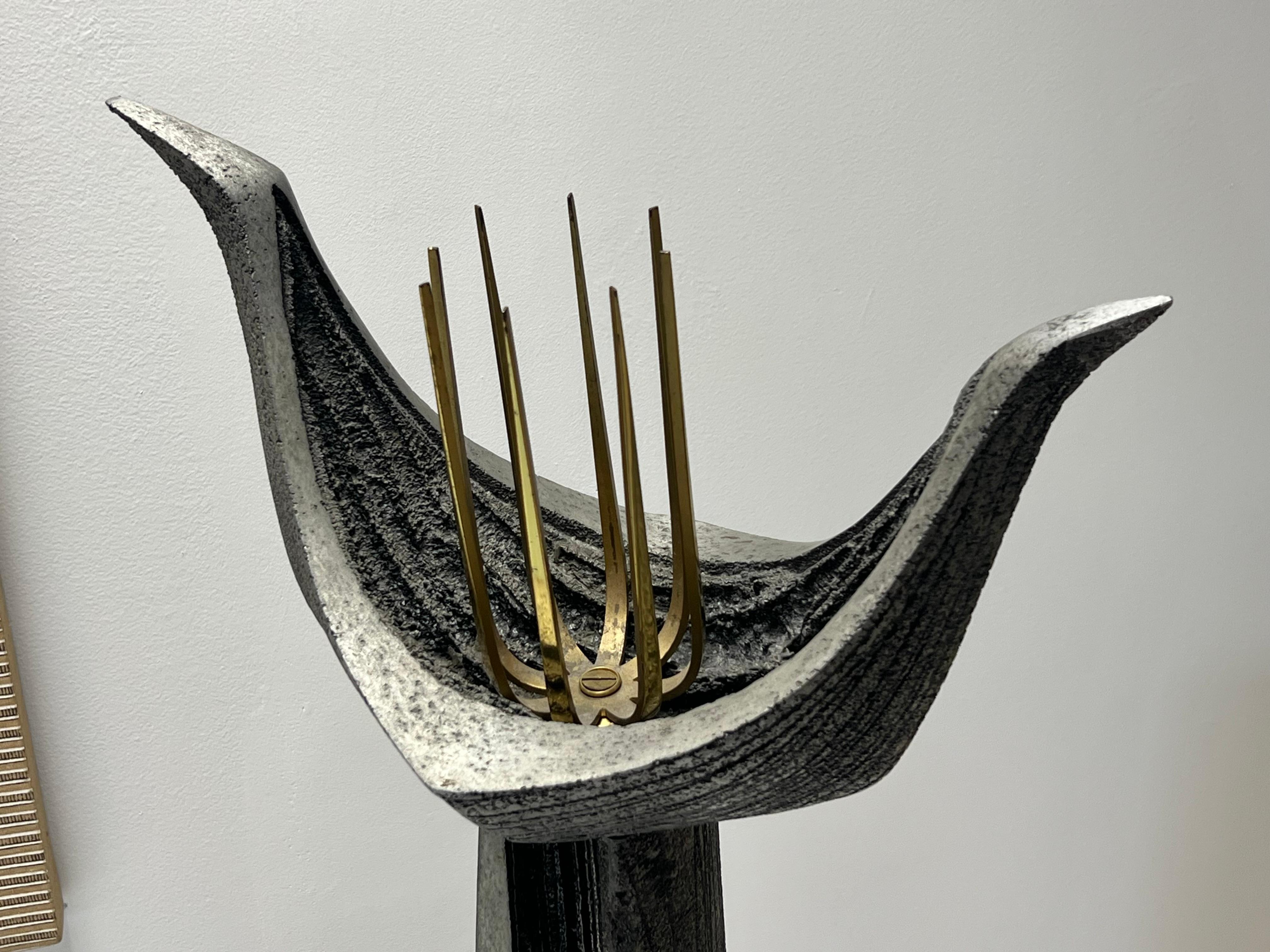 Scultura monumentale astratta moderna da pavimento in alluminio e ottone in vendita 3