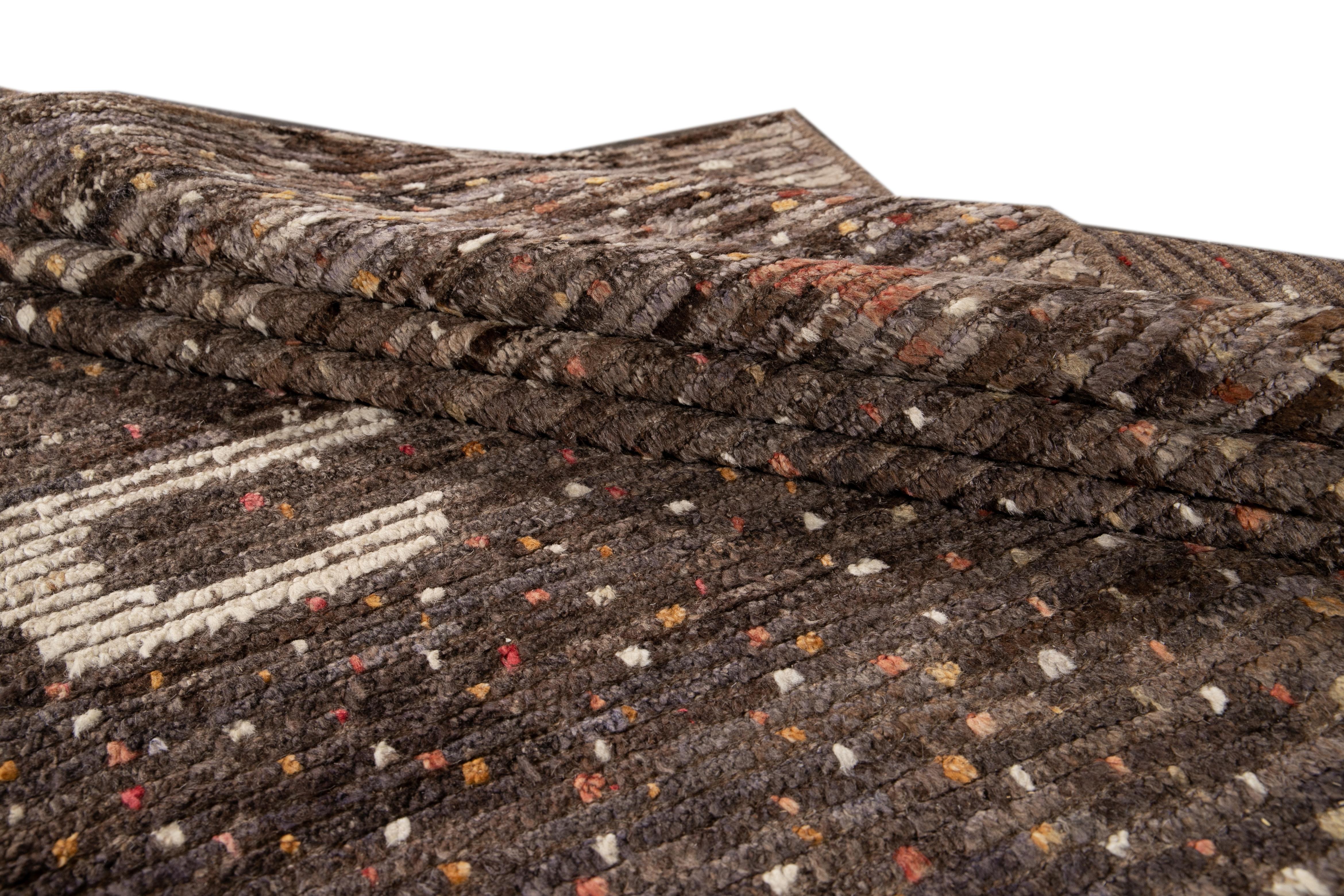 Tapis en laine moderne et abstrait de style marocain, taille de pièce en vente 2