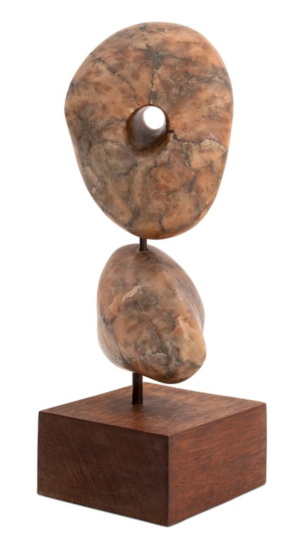 Scultura astratta moderna in pietra di alabastro venato di rosa, due pietre montate su un plinto di legno, apparentemente non firmata. 16