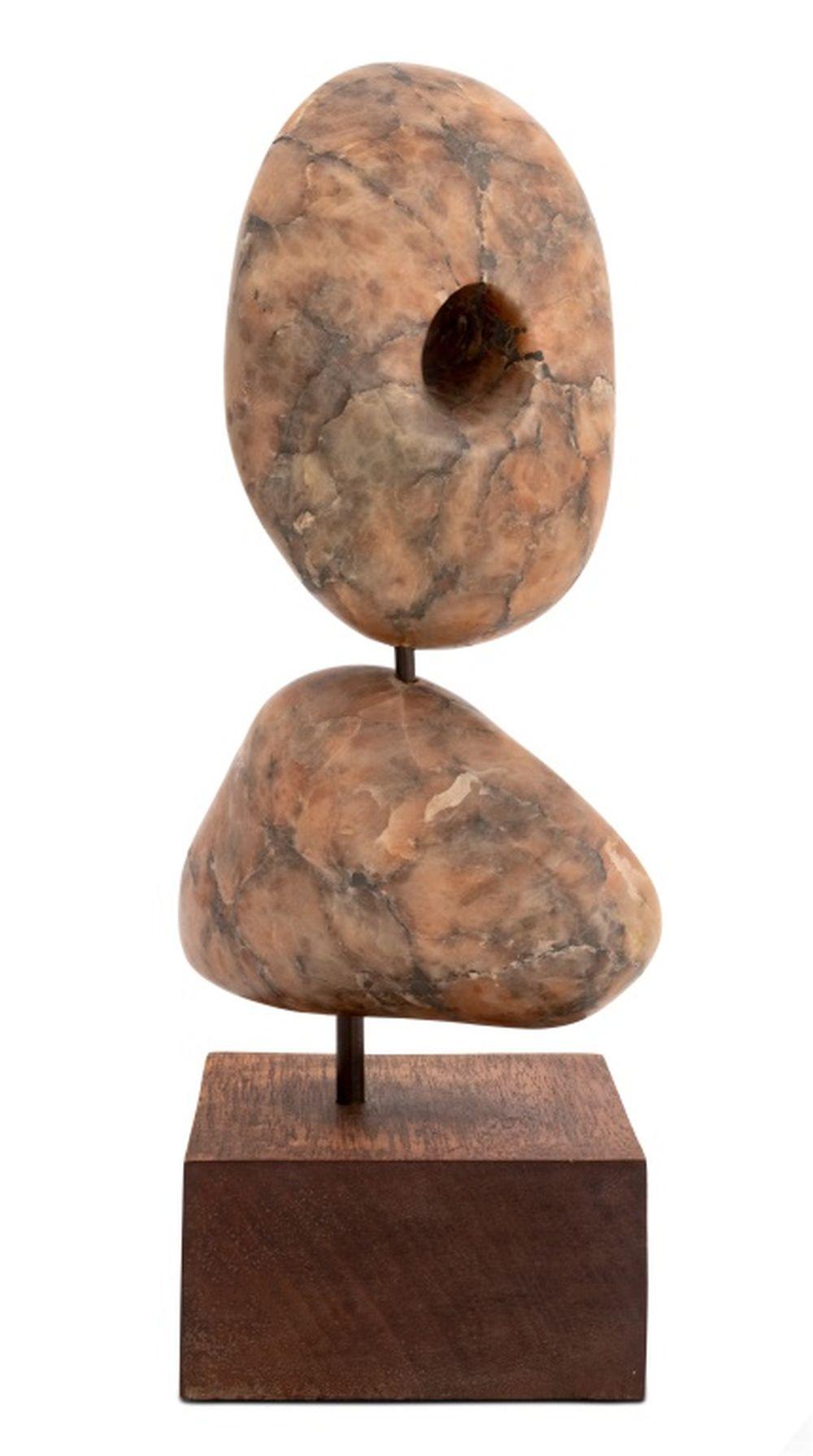 Scultura astratta moderna in pietra di alabastro venato di rosa, due pietre montate su un plinto di legno, apparentemente non firmata. 16