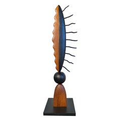 Sculpture moderne abstraite en bois rouge