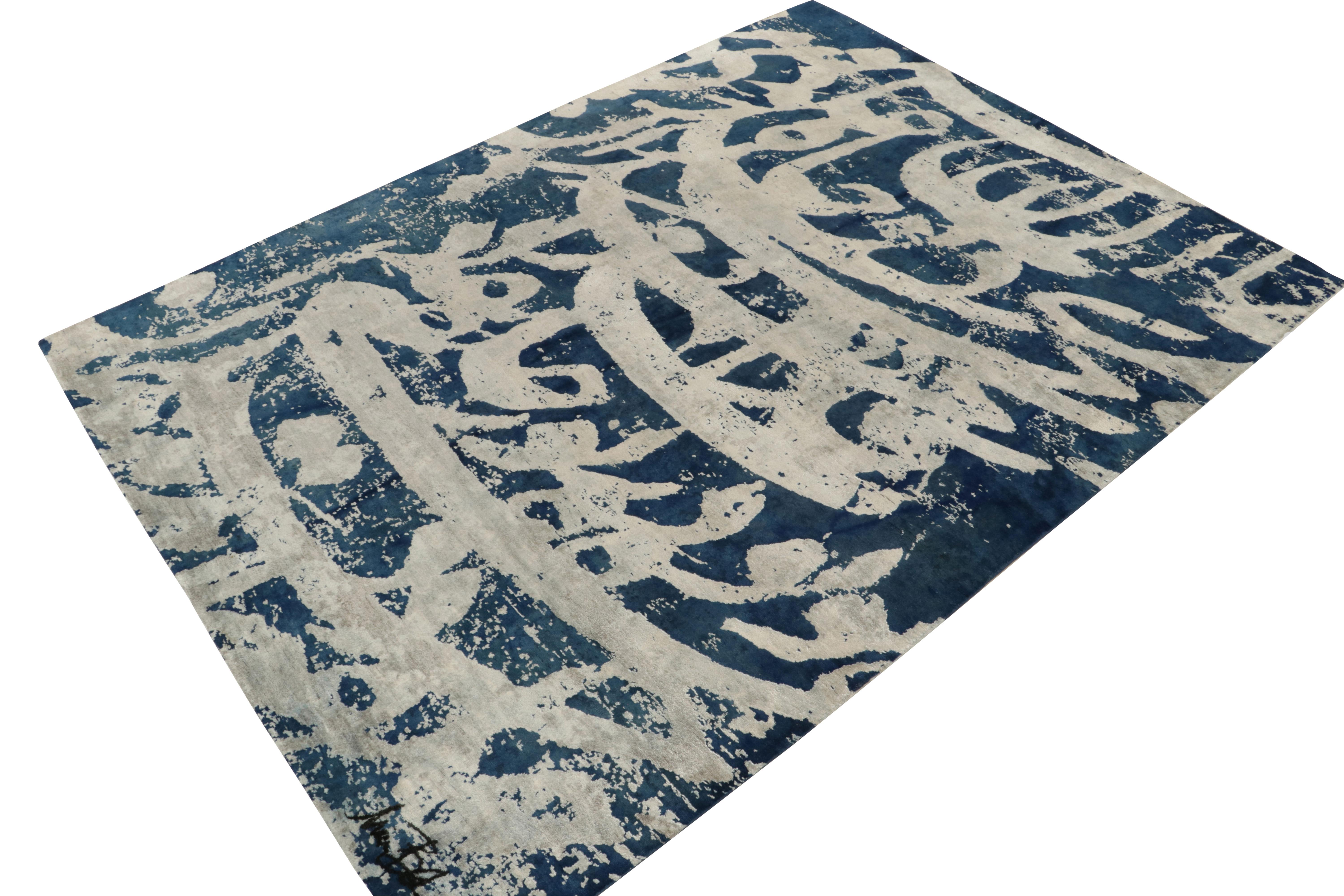 Moderner abstrakter Teppich & Kelim-Teppich in Blau, Grau mit Allover-Muster (Indisch) im Angebot