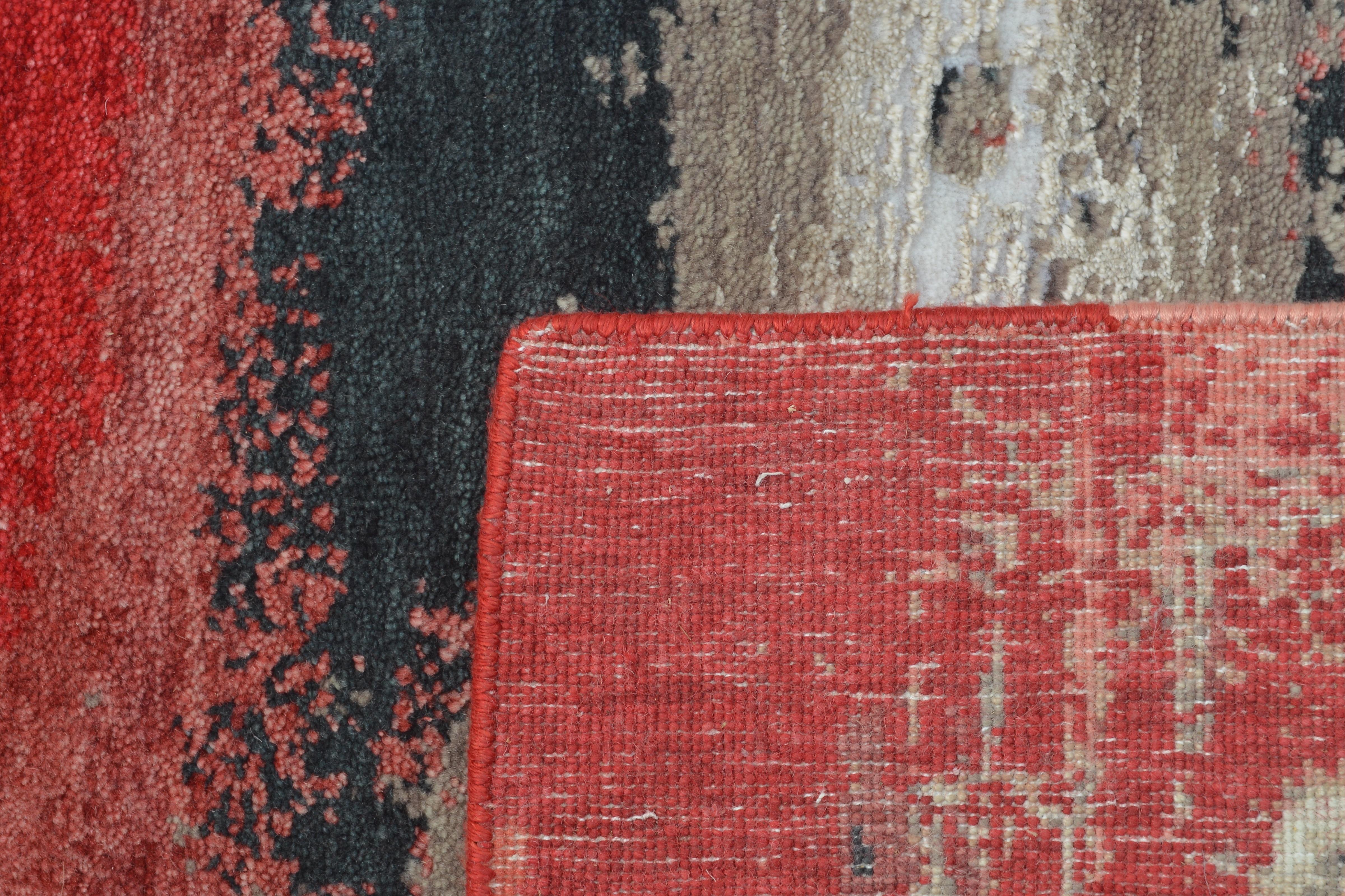 Moderner moderner abstrakter Teppich in Rot und Beige mit malerischem Muster von Teppich & Kelim (21. Jahrhundert und zeitgenössisch)