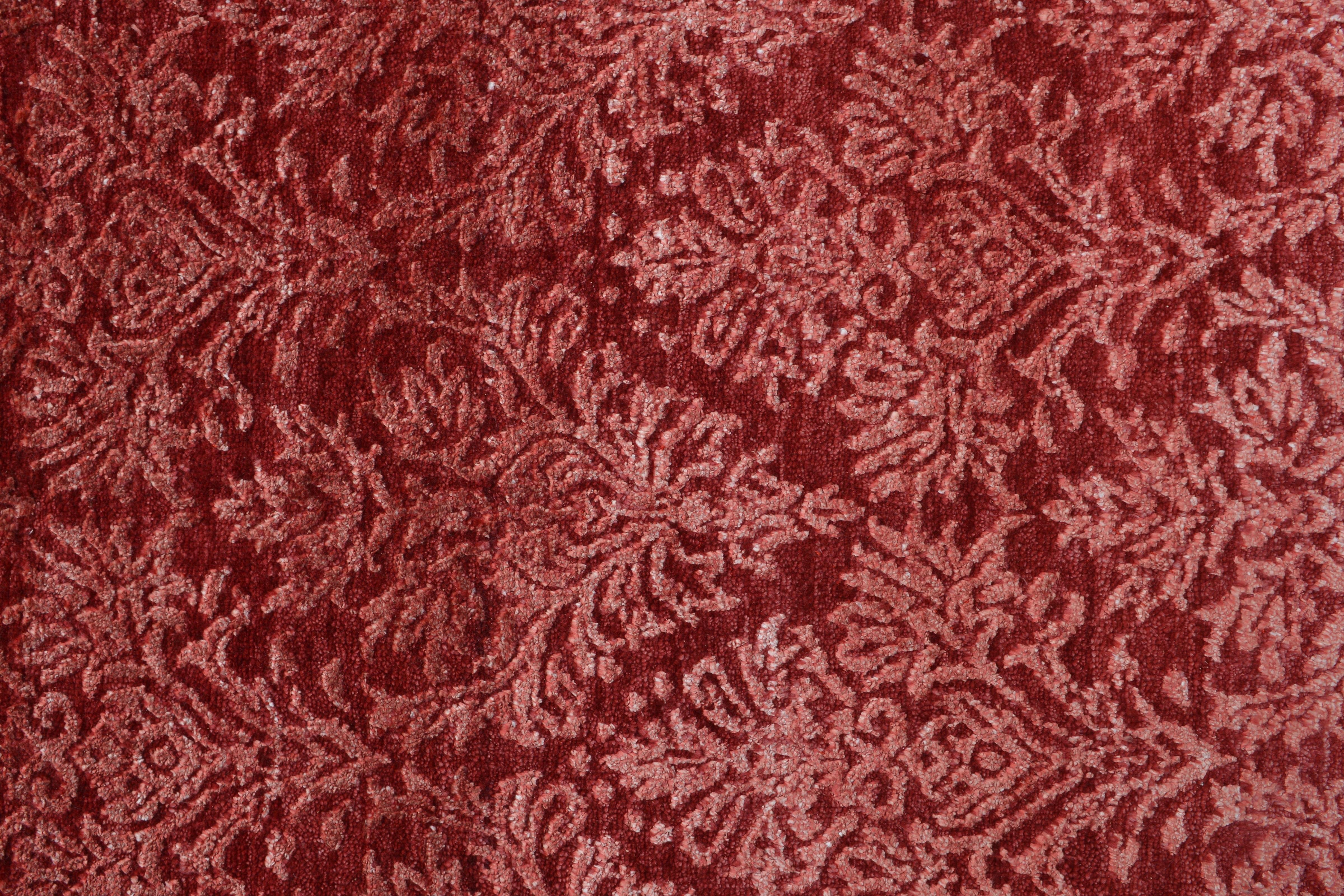 Moderner abstrakter Teppich & Kelim-Teppich mit rotem und weißem All-Over-Blumenmuster im Zustand „Neu“ im Angebot in Long Island City, NY