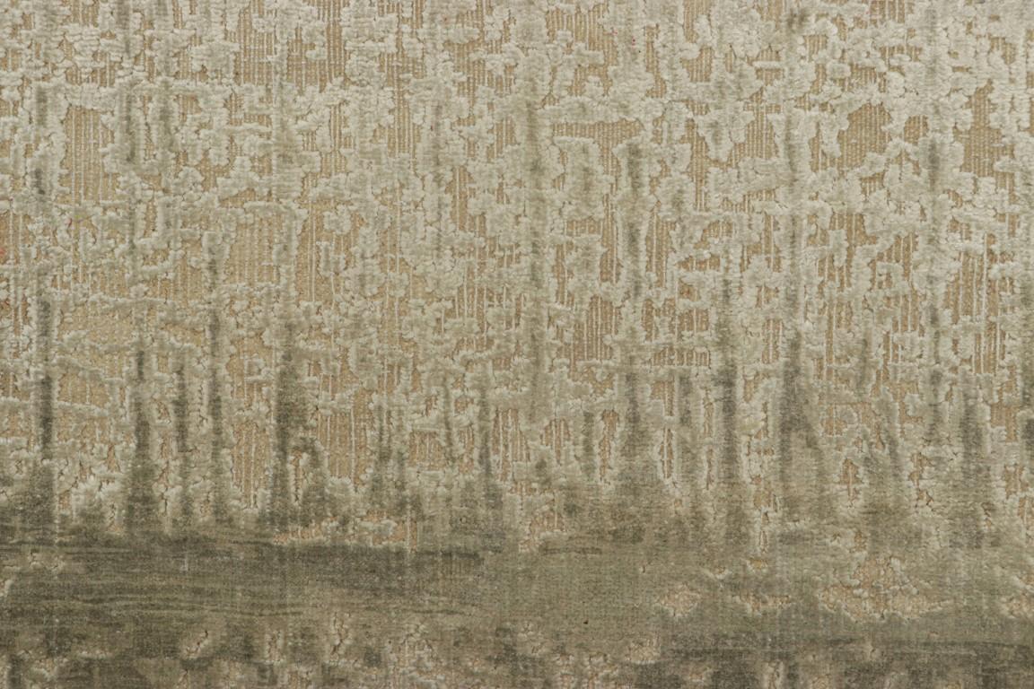 Anudada a mano en lana y seda brillante, esta moderna alfombra de 4x20 de la Colección New & Modern de Rug & Kilim combina una técnica de pelo alto-bajo sutil y texturizada con degradados cambiantes de color, creando un guiño a los diseños a rayas