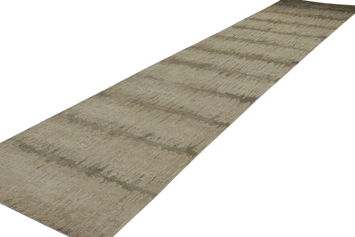 Alfombra de calle abstracta de gran tamaño Rug & Kilim en tonos beige-marrón Moderno en venta