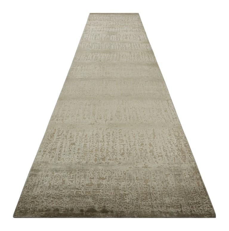 Alfombra de calle abstracta de gran tamaño Rug & Kilim en tonos beige-marrón Indio en venta