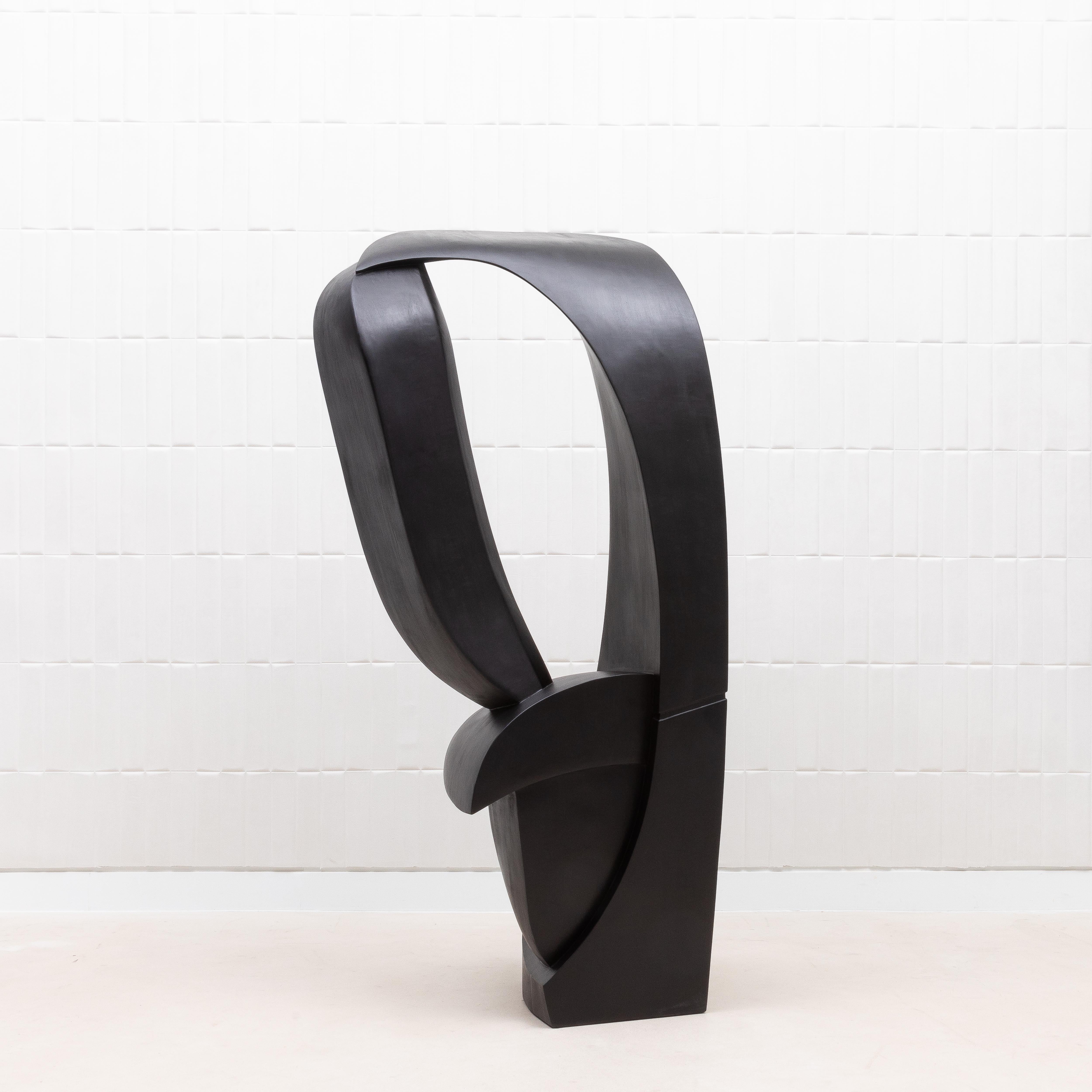 Fatto a mano Scultura astratta moderna in Oak nero di Patrick Coard Paris in vendita