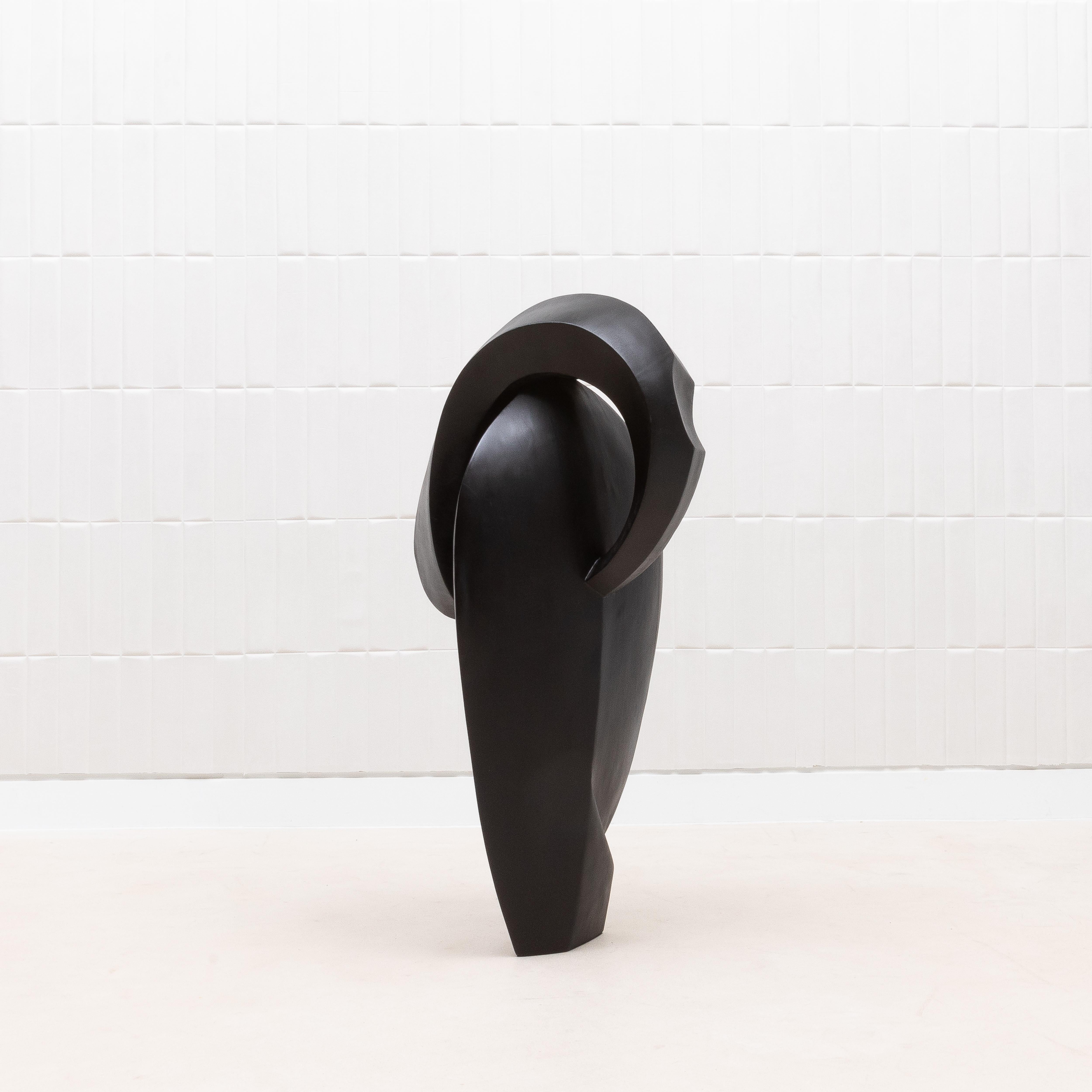 Fatto a mano Scultura astratta moderna in Oak nero di Patrick Coard Paris in vendita