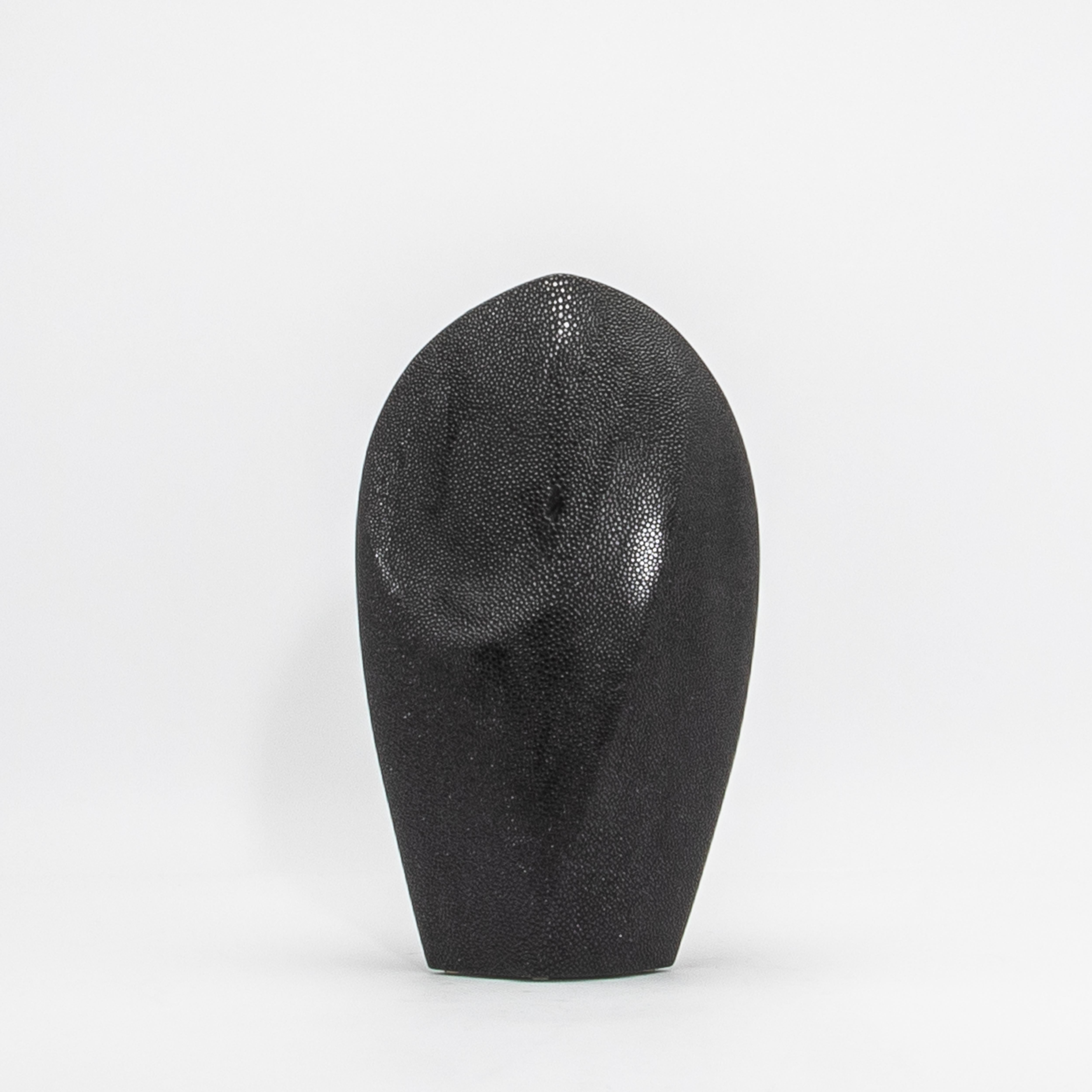 Escultura abstracta moderna en piel de zapa negra de Patrick Coard Paris en venta 1