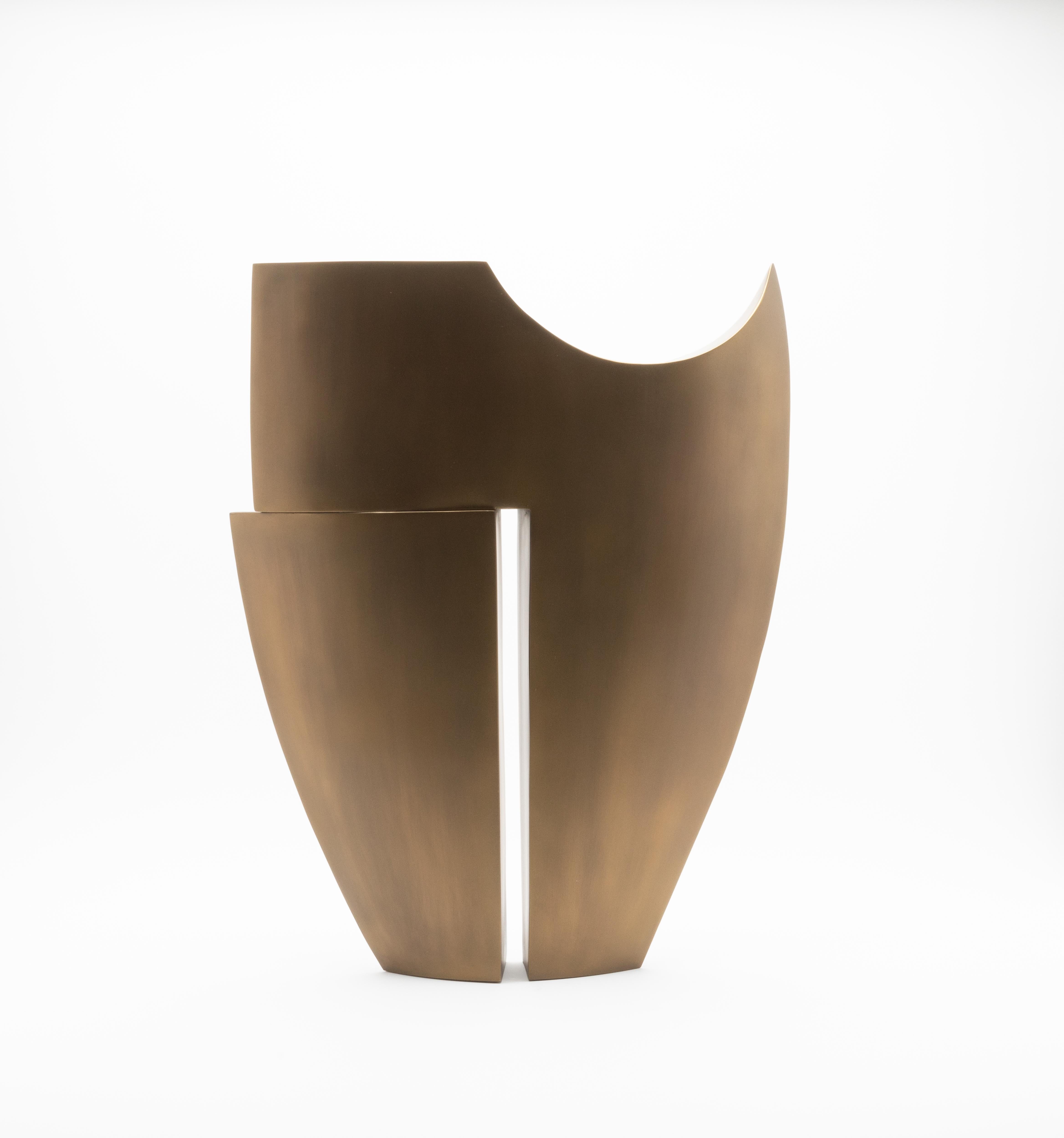 La Mezza Torre Decostruita di Patrick Coard Paris è un capolavoro di design moderno, meticolosamente realizzato a mano con una lussuosa impiallacciatura di ottone in patina di bronzo intarsiata su un'anima in fibra di vetro. La sua silhouette