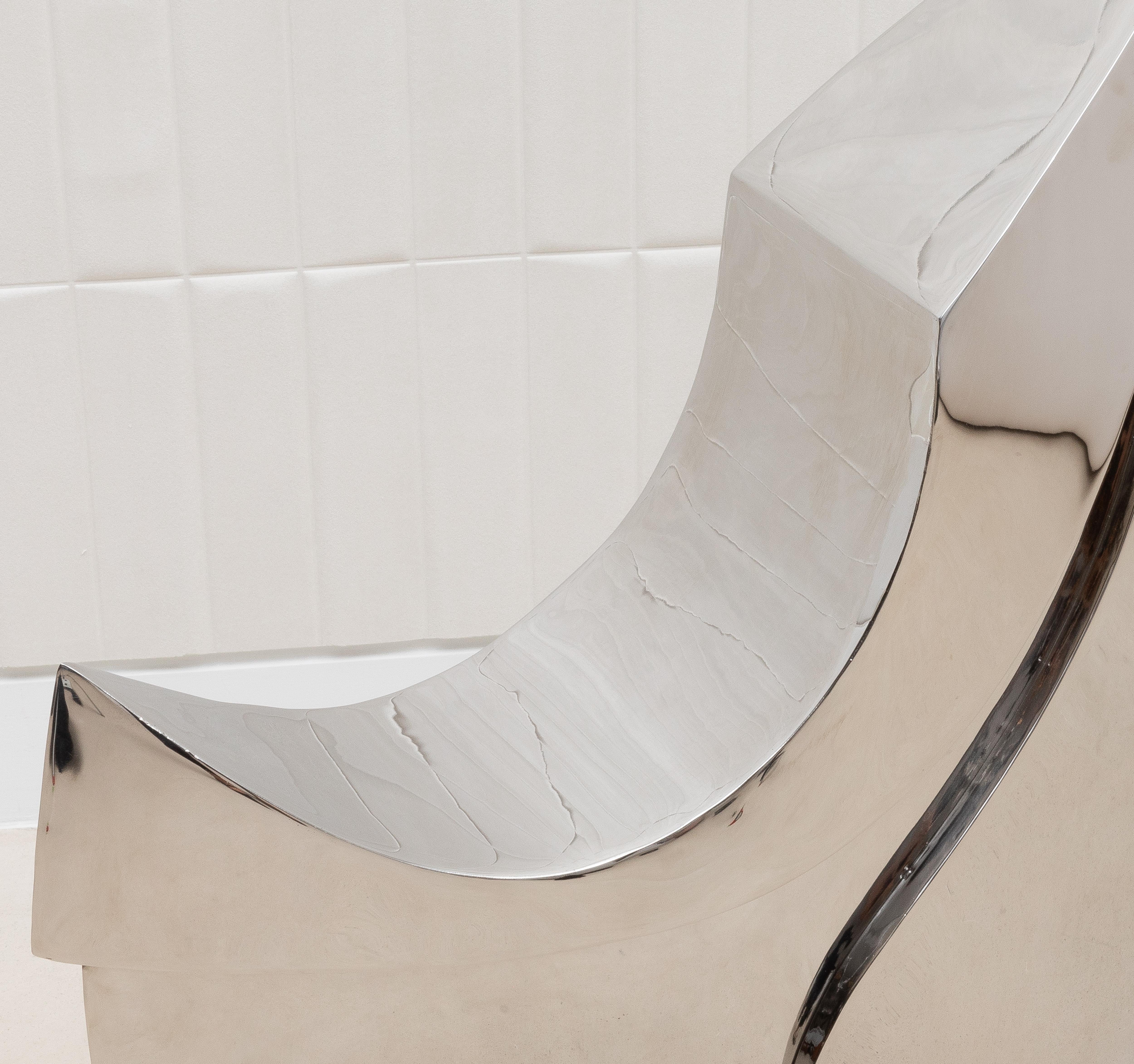 La Oval Queen di Patrick Coard Paris, qui raffigurata in un'impiallacciatura in acciaio inox lucido intarsiata su un'anima in fibra di vetro, è un'abbagliante incarnazione del lusso contemporaneo. La sua superficie a specchio cattura e riflette