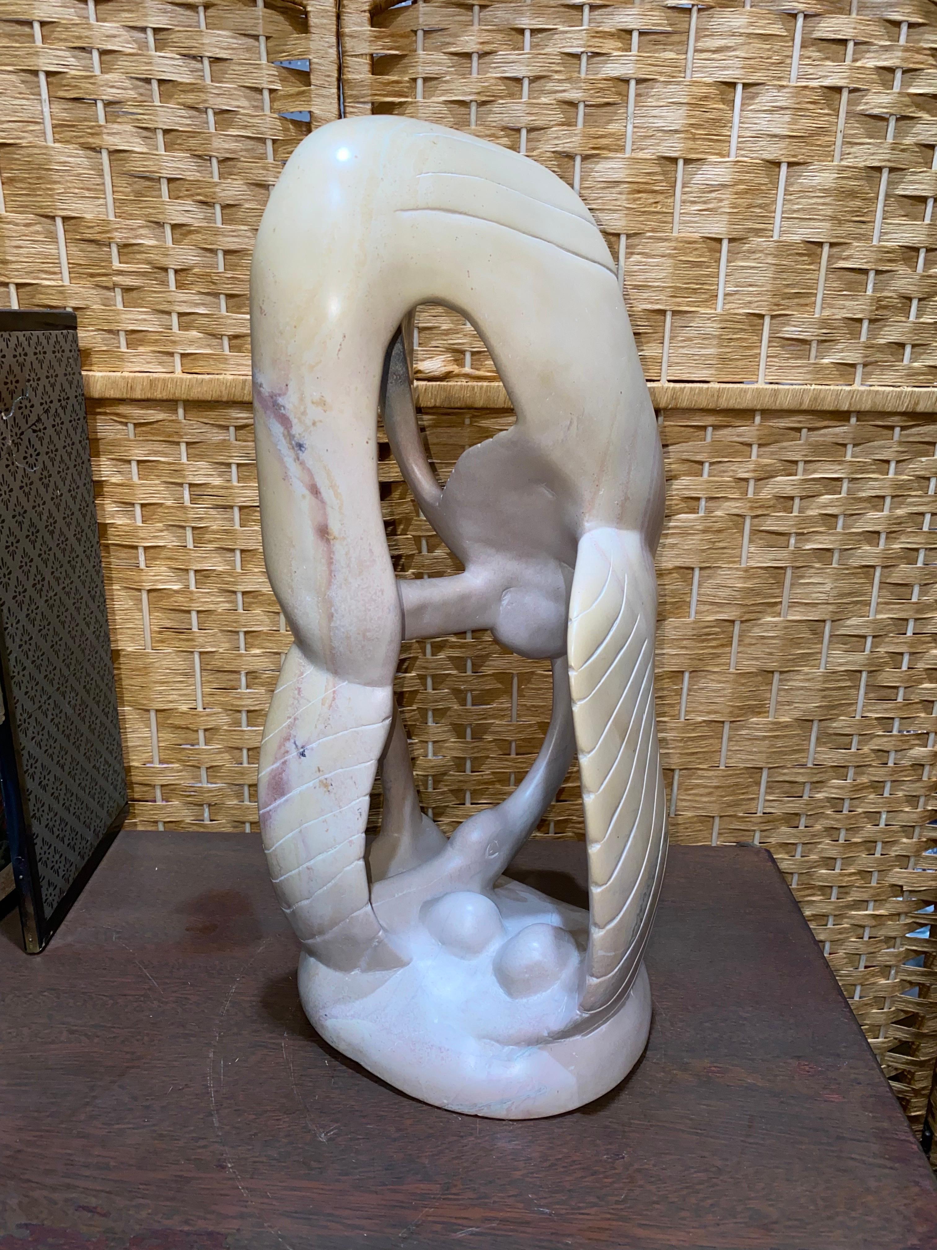 Beautiful 1980s abstract soapstone sculpture depicting a flamingo or other bird. An absolutely stunning eye-catcher wherever displayed. 

In excellent condition. See pictures for details.