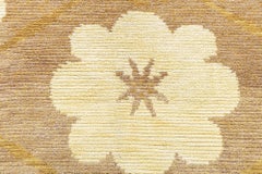 Tappeto moderno, astratto, color beige tenue, realizzato a mano da Doris Leslie Blau