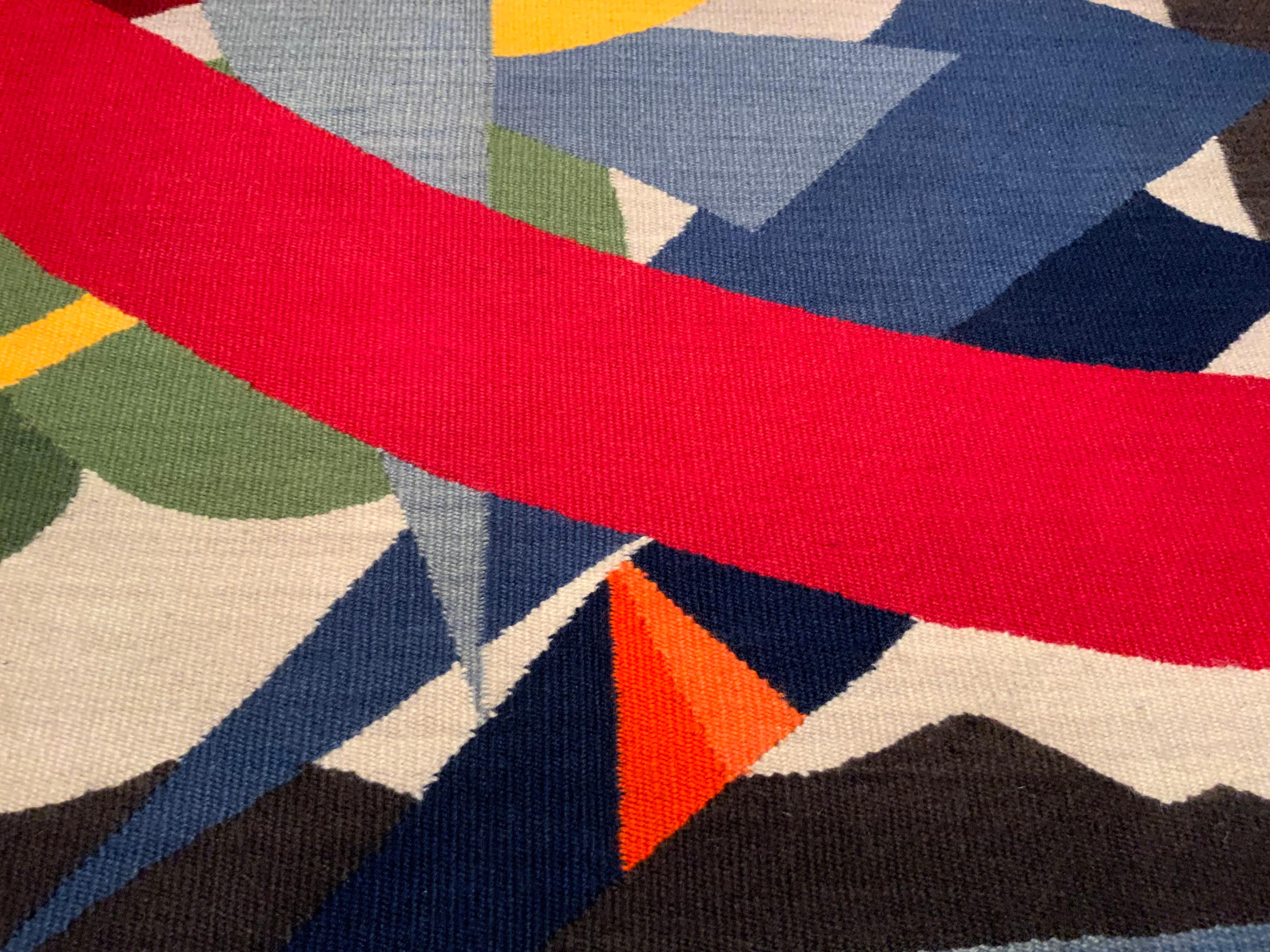 Charmante tapisserie moderne conçue et tissée à la main par Steve Chavez (né au 20e siècle, Américain).  Attribué, titré et daté sur l'étiquette du tissu au verso :  Steve Chavez/ 
