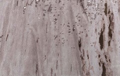 Tappeto moderno in seta color taupe con motivi astratti "Chocolate Reservoir", disegnato da Brett Beldock