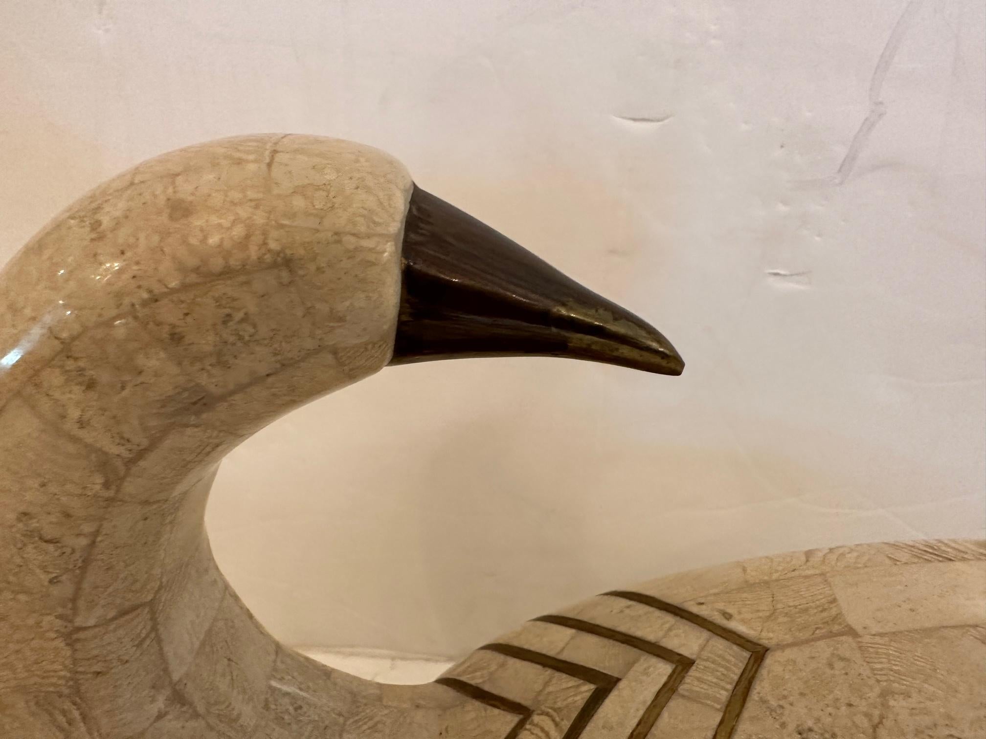 Philippin Sculpture moderne abstraite de plateau de table en pierre tessellée représentant une colombe en vente