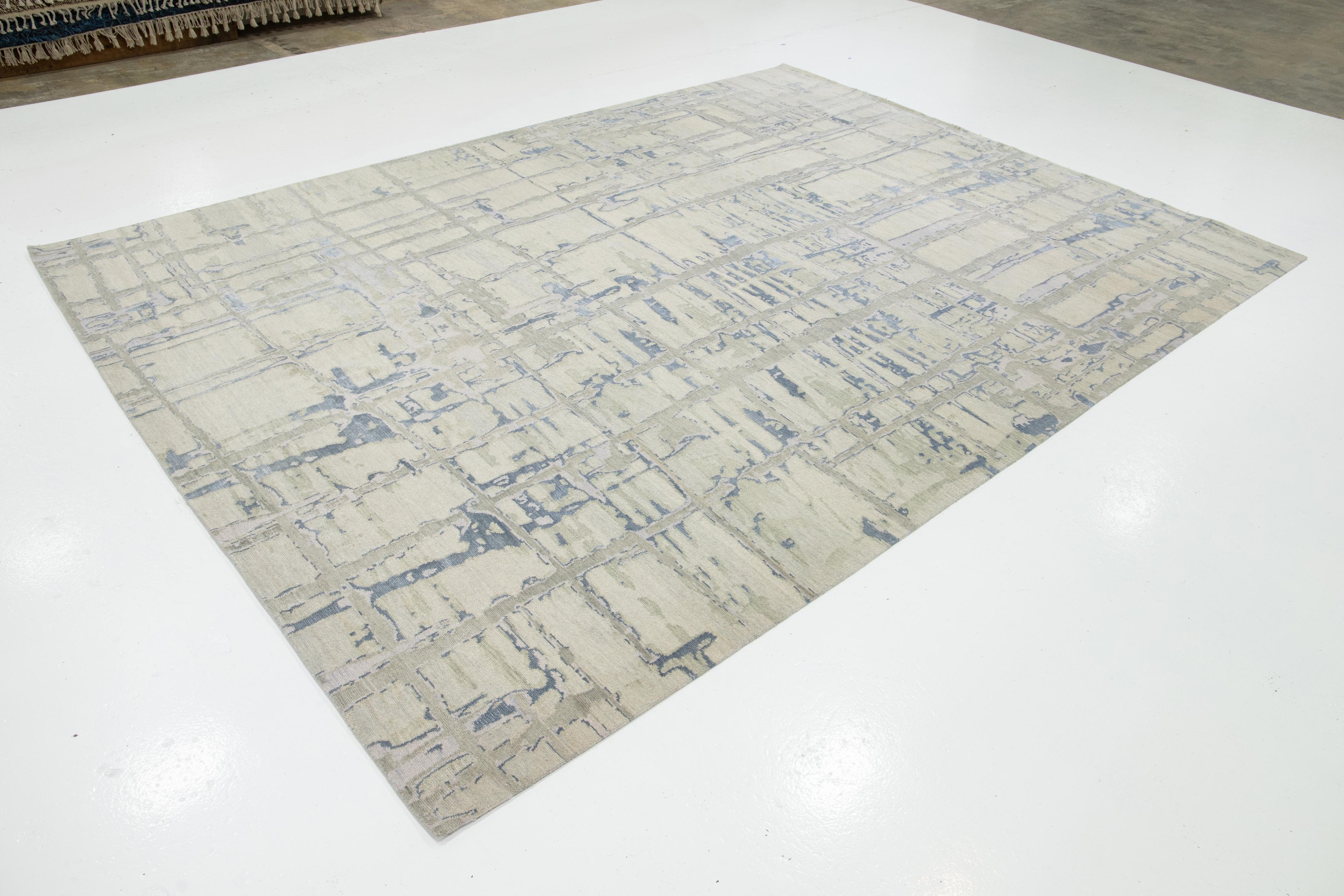 Moderner abstrakter tibetischer Wollteppich in Hellgrau und Beige (Organische Moderne) im Angebot