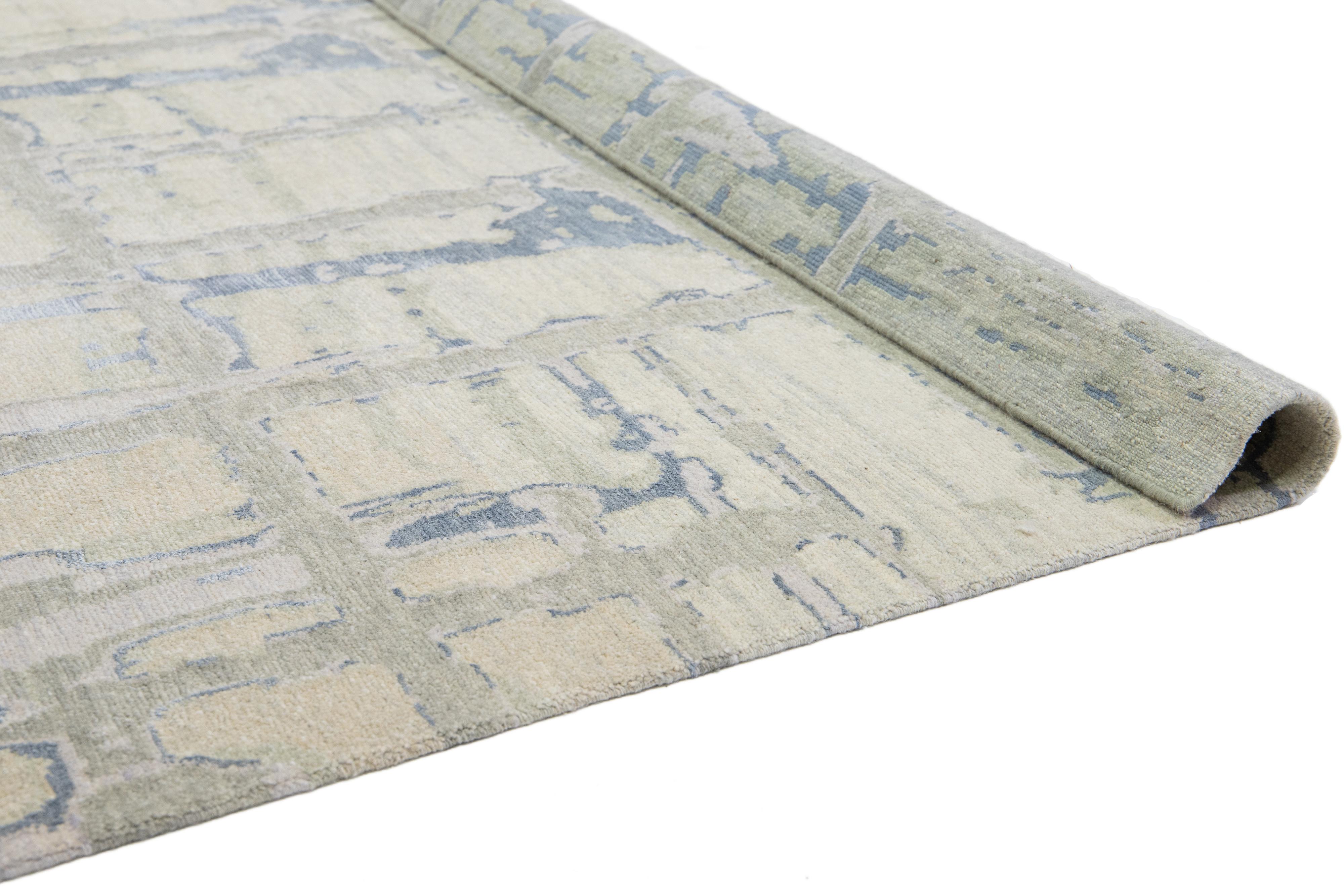 Moderner abstrakter tibetischer Wollteppich in Hellgrau und Beige (Indisch) im Angebot