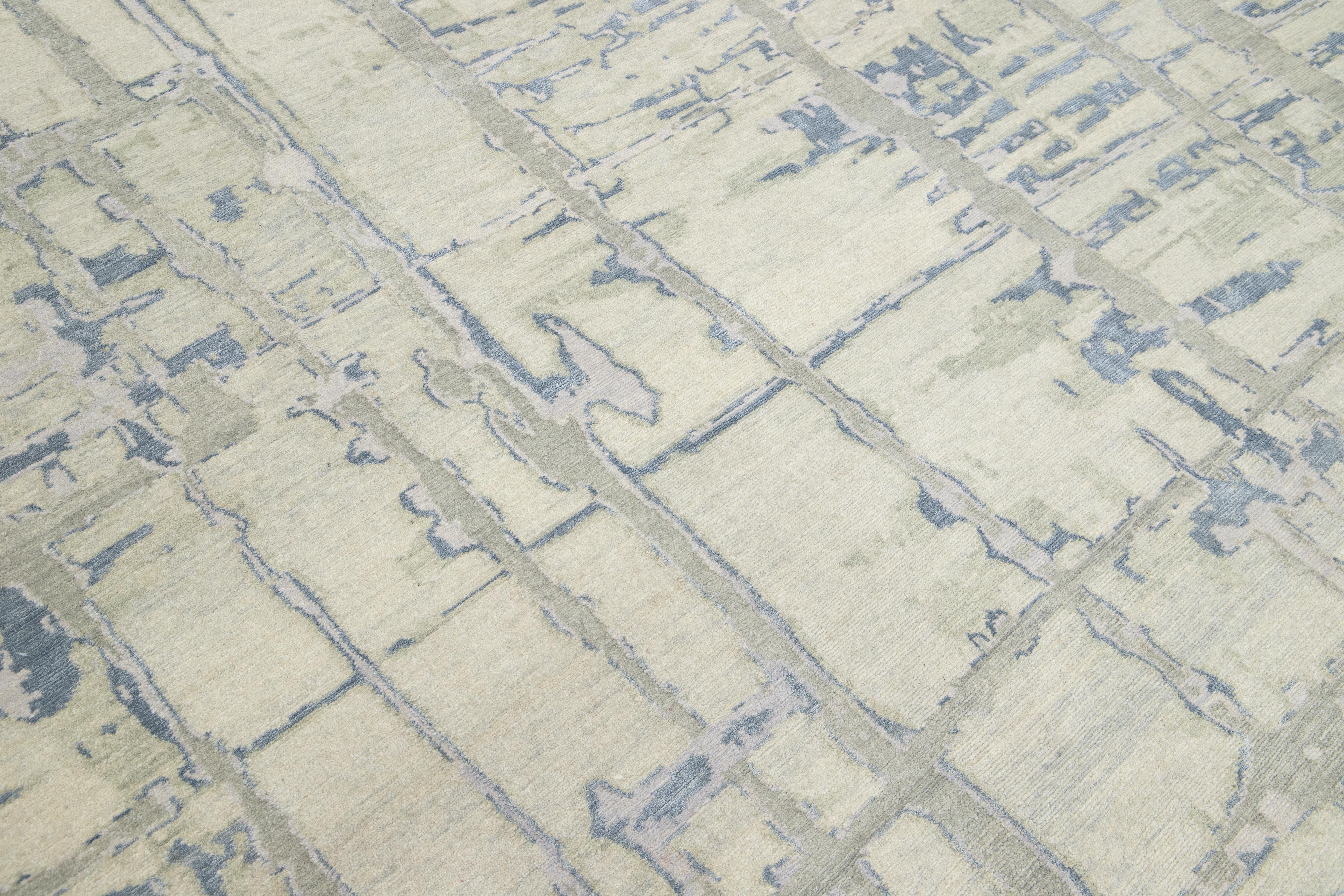 Moderner abstrakter tibetischer Wollteppich in Hellgrau und Beige (Handgeknüpft) im Angebot