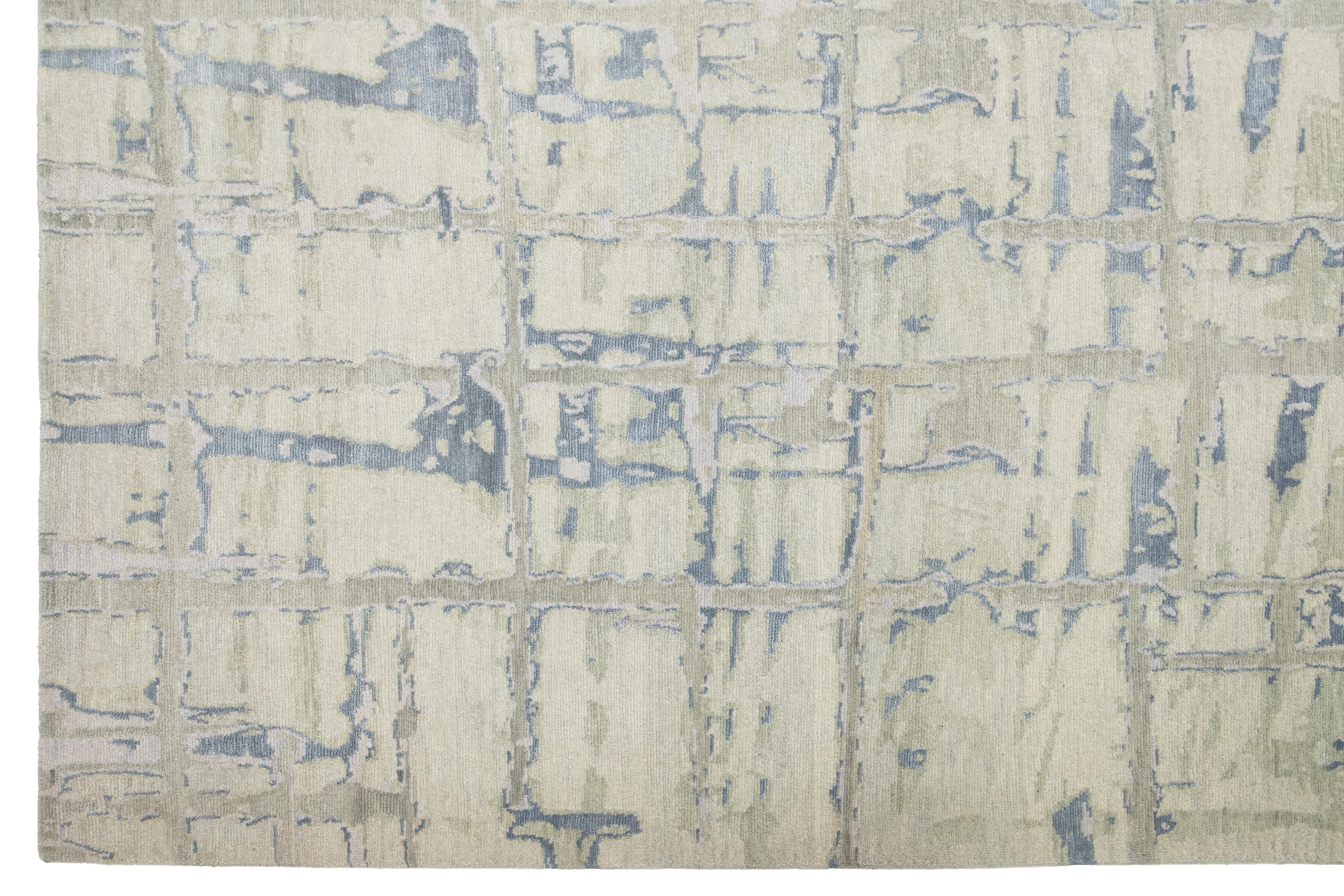 Moderner abstrakter tibetischer Wollteppich in Hellgrau und Beige (21. Jahrhundert und zeitgenössisch) im Angebot