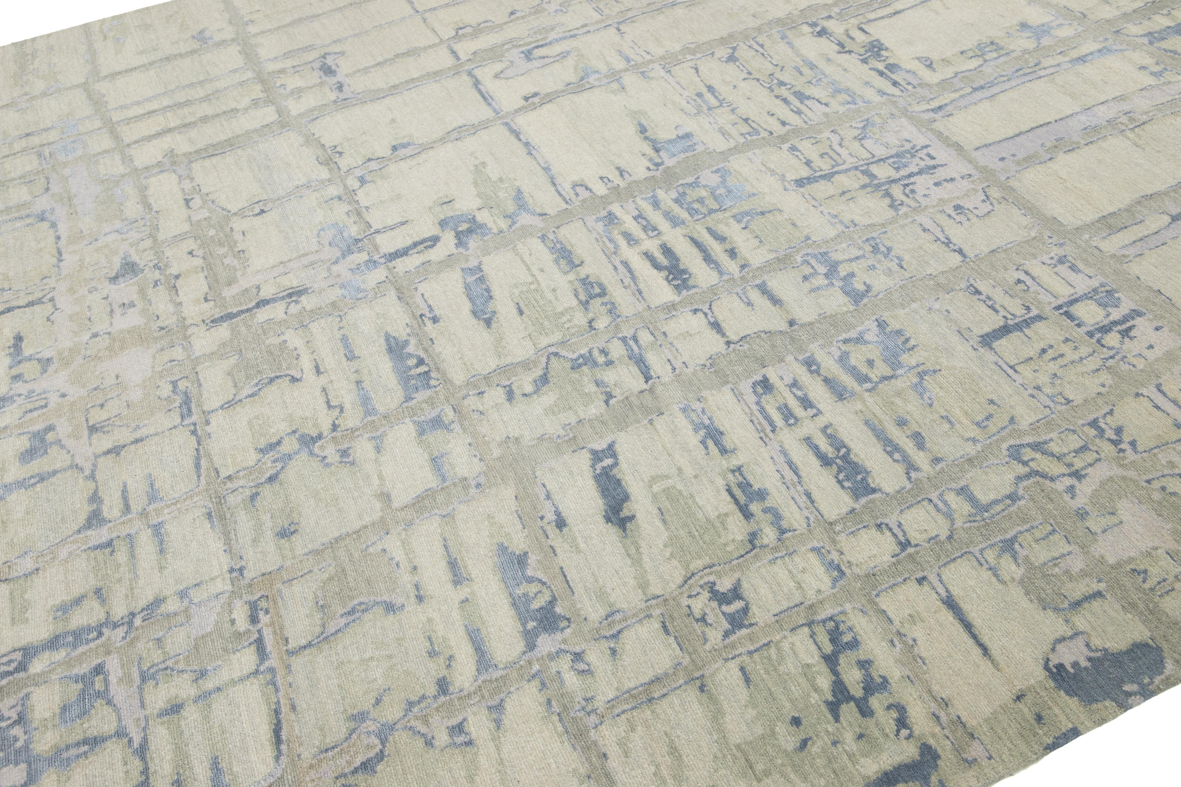 Moderner abstrakter tibetischer Wollteppich in Hellgrau und Beige im Angebot 1
