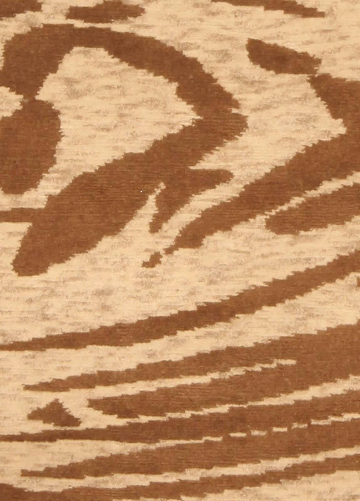 Tapis moderne abstrait en laine marron fait main par Doris Leslie Blau.
Taille : 4'8