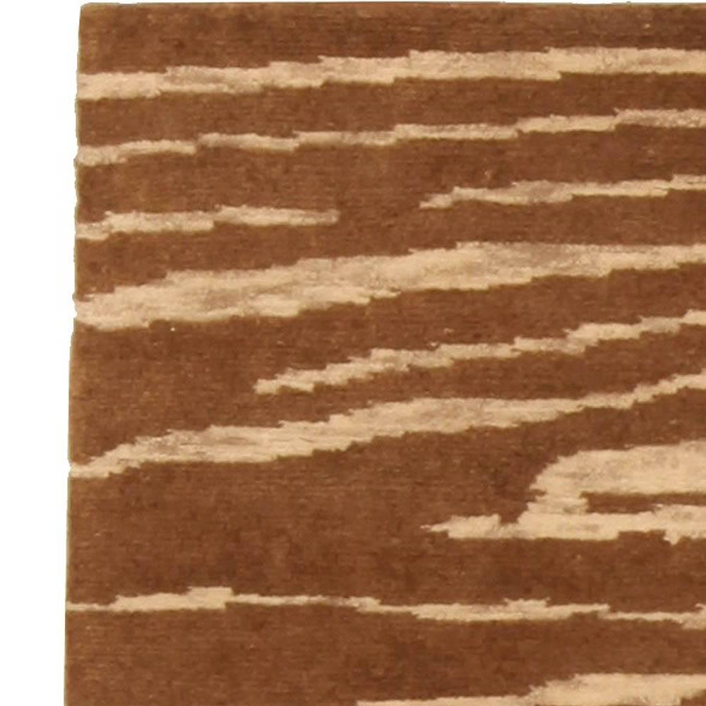 Moderne Tapis moderne abstrait en laine marron tourbillonné fait à la main par Doris Leslie Blau en vente