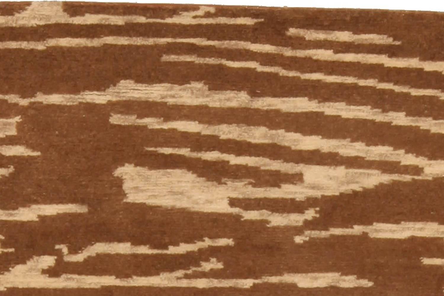 Indien Tapis moderne abstrait en laine marron tourbillonné fait à la main par Doris Leslie Blau en vente