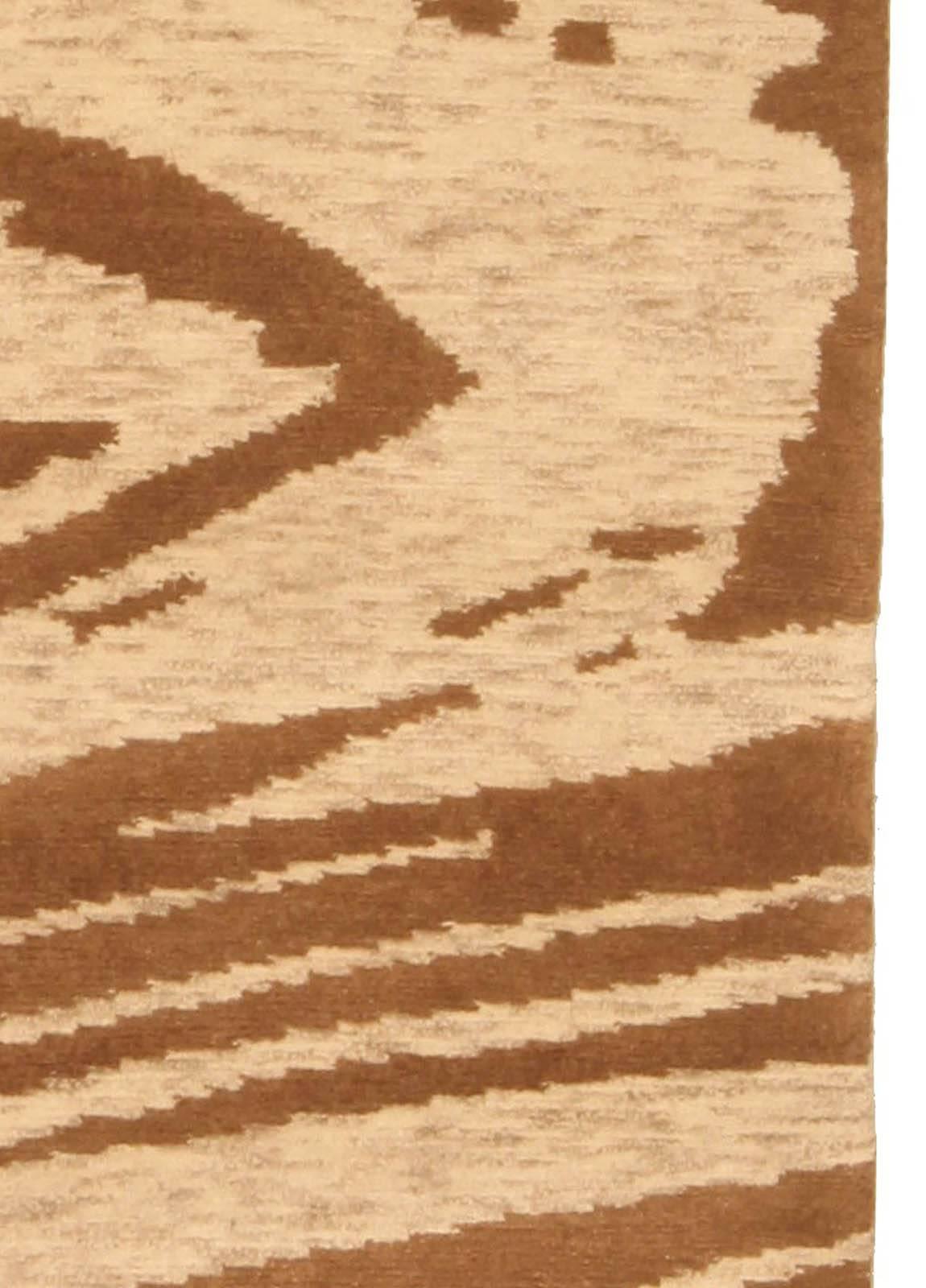 Noué à la main Tapis moderne abstrait en laine marron tourbillonné fait à la main par Doris Leslie Blau en vente