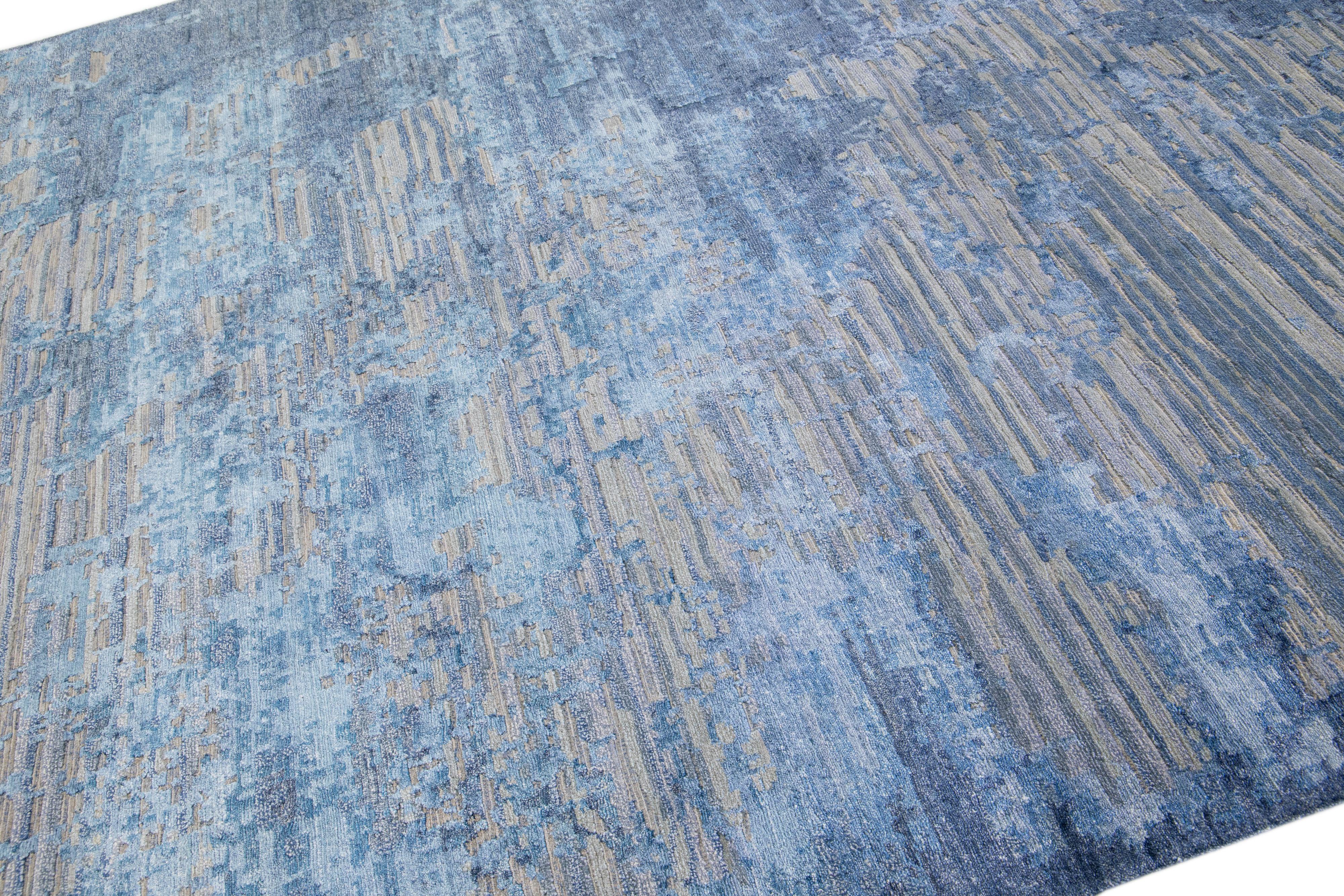 Moderner abstrakter Teppich aus Wolle und Seide, handgefertigt in Grau und Blau (Indisch) im Angebot