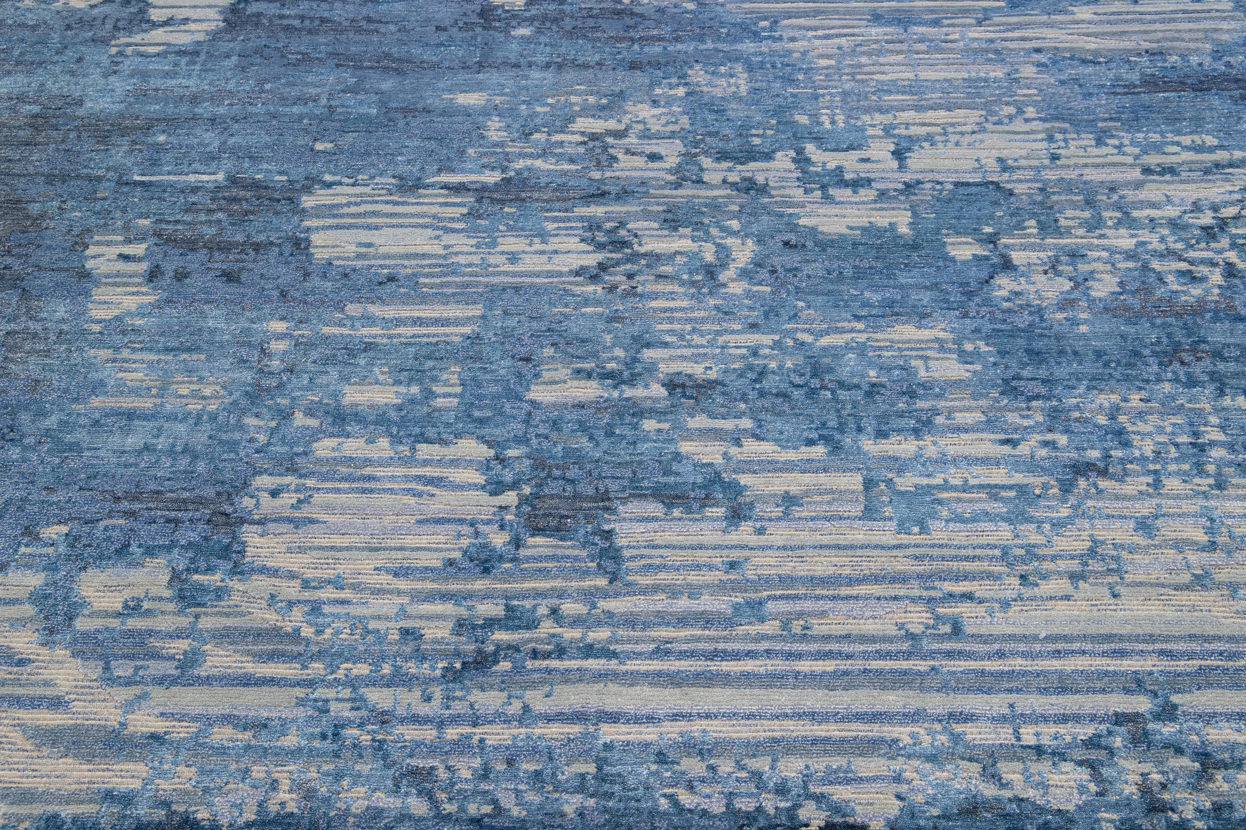 Moderner abstrakter Teppich aus Wolle und Seide, handgefertigt in Grau und Blau (21. Jahrhundert und zeitgenössisch) im Angebot