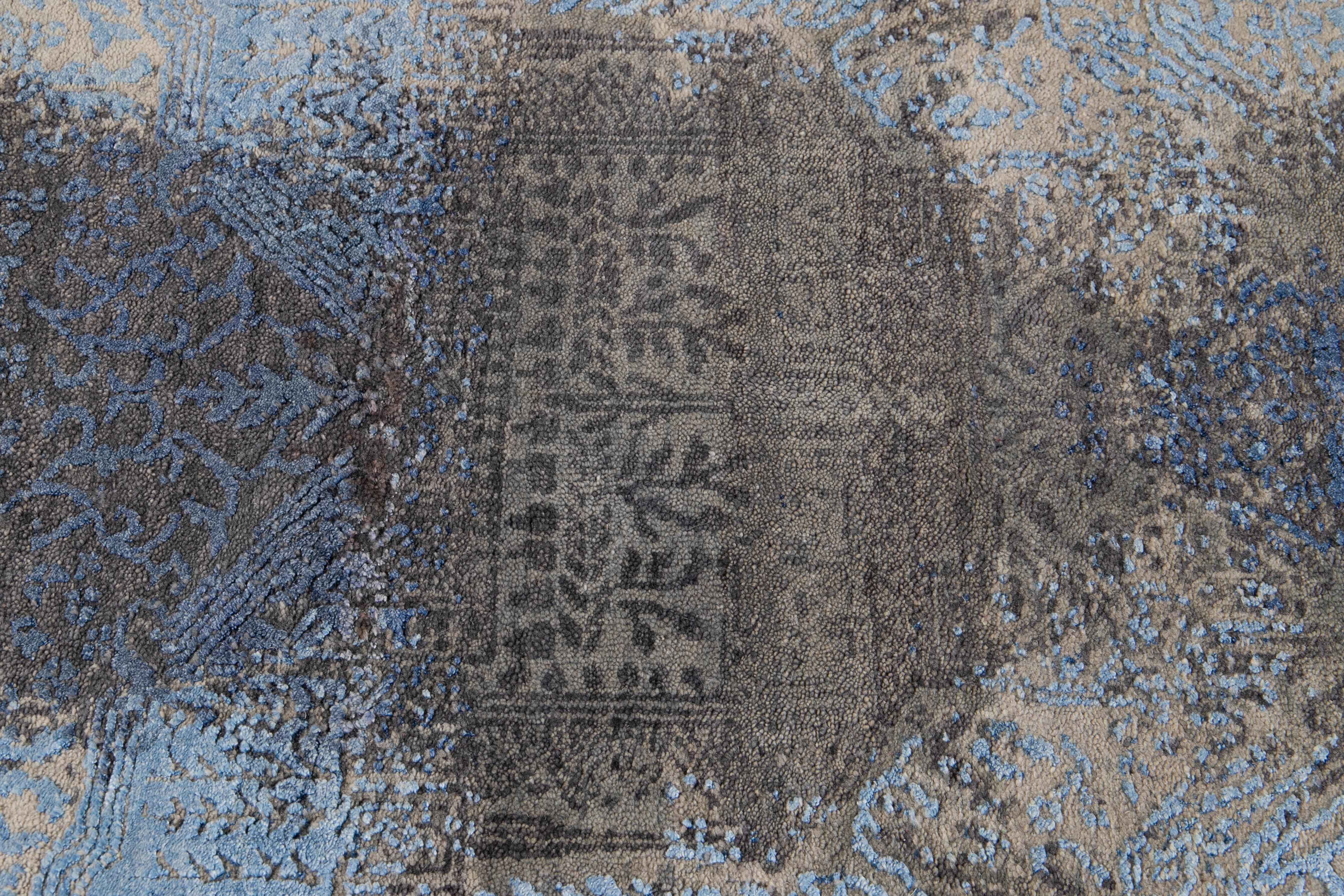 Nepalese Tappeto moderno astratto in lana e seta fatto a mano con campo grigio e blu in vendita