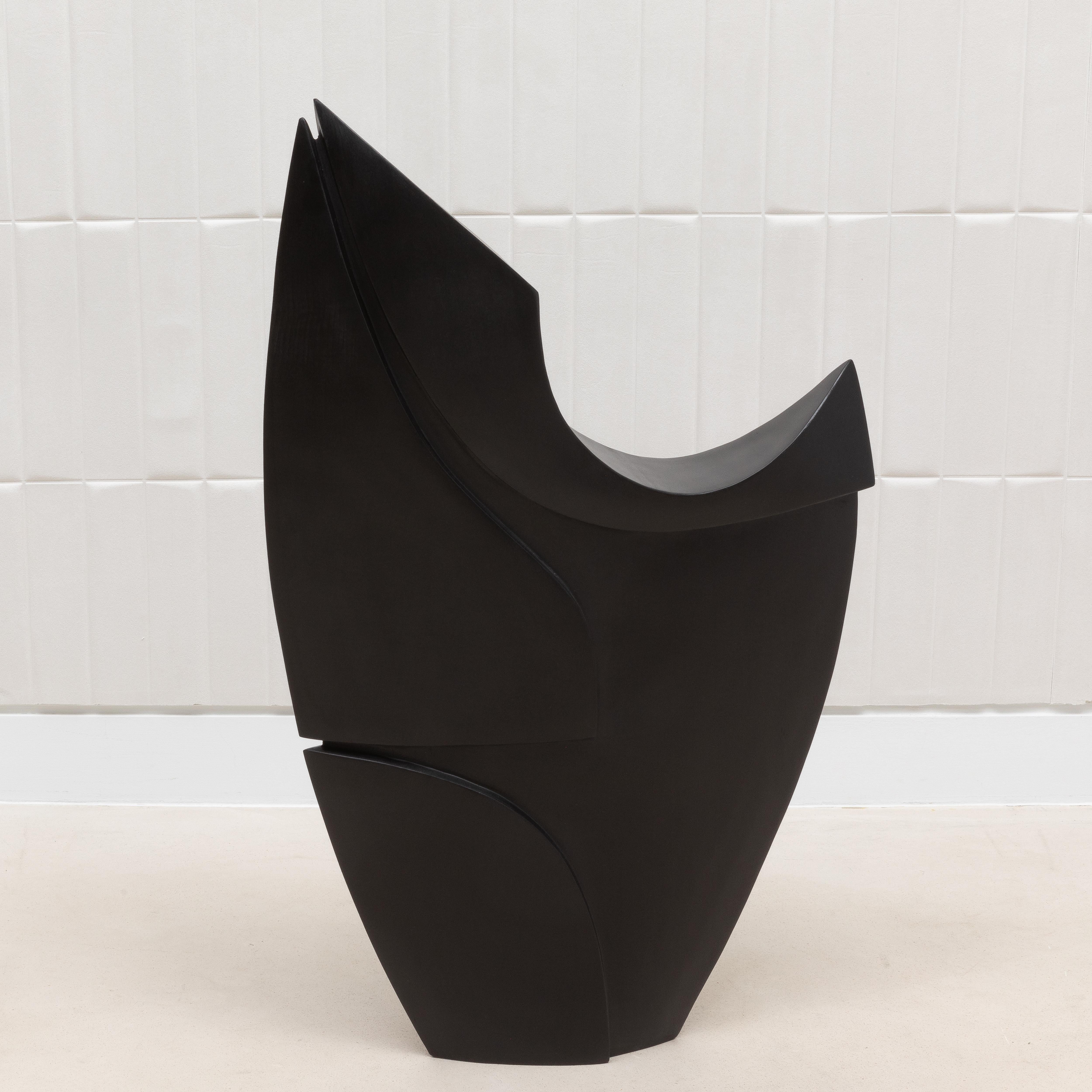 La Oval Queen di Patrick Coard Paris, qui raffigurata in un'impiallacciatura di quercia nera intarsiata su un'anima in fibra di vetro, emana una sobria eleganza che conferisce un senso di profondità e calore alla sua forma moderna e astratta. La