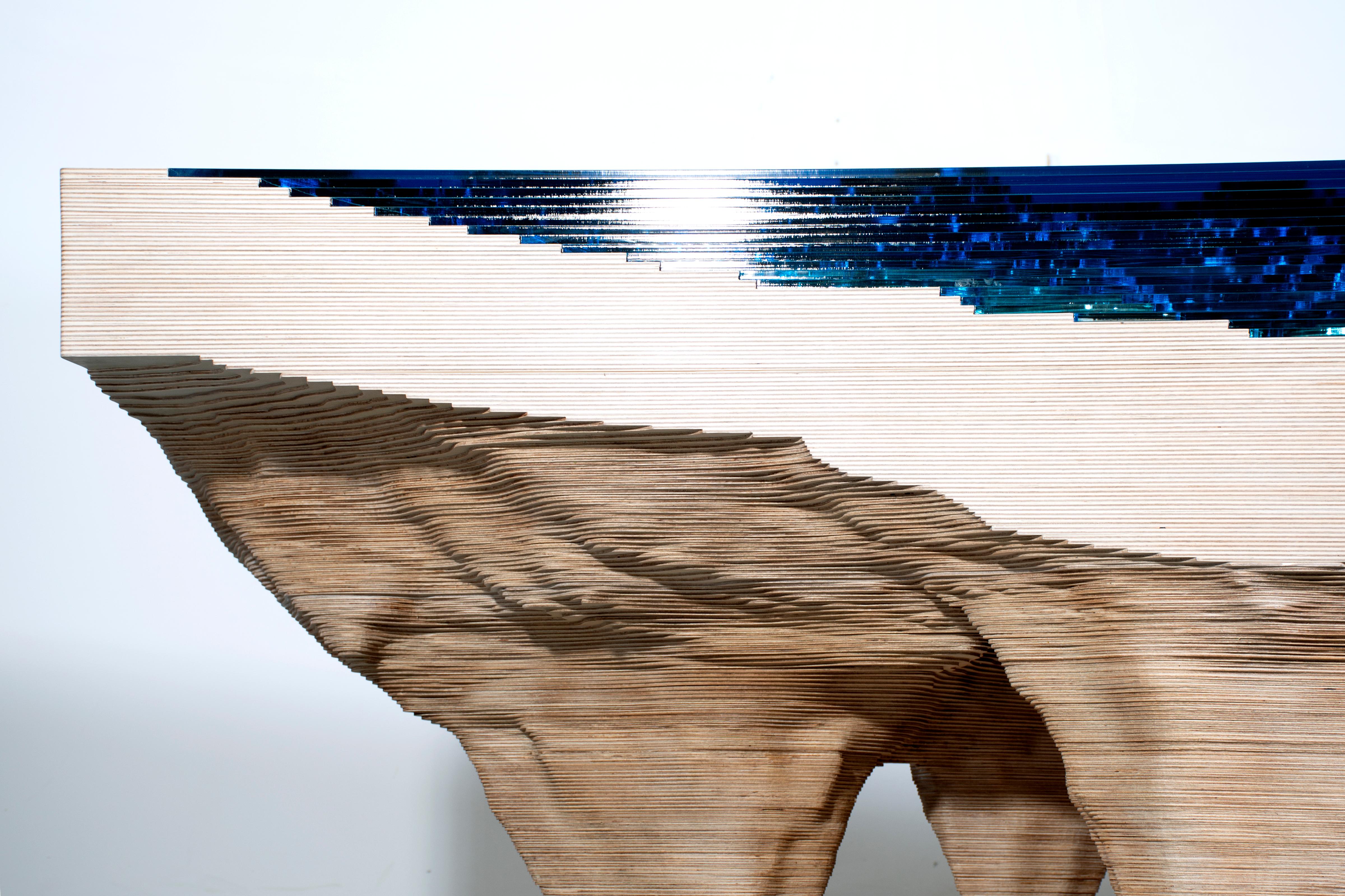 Moderner „Abyss Host“-Mitteltisch aus Holz und blau getöntem Glas (Britisch) im Angebot