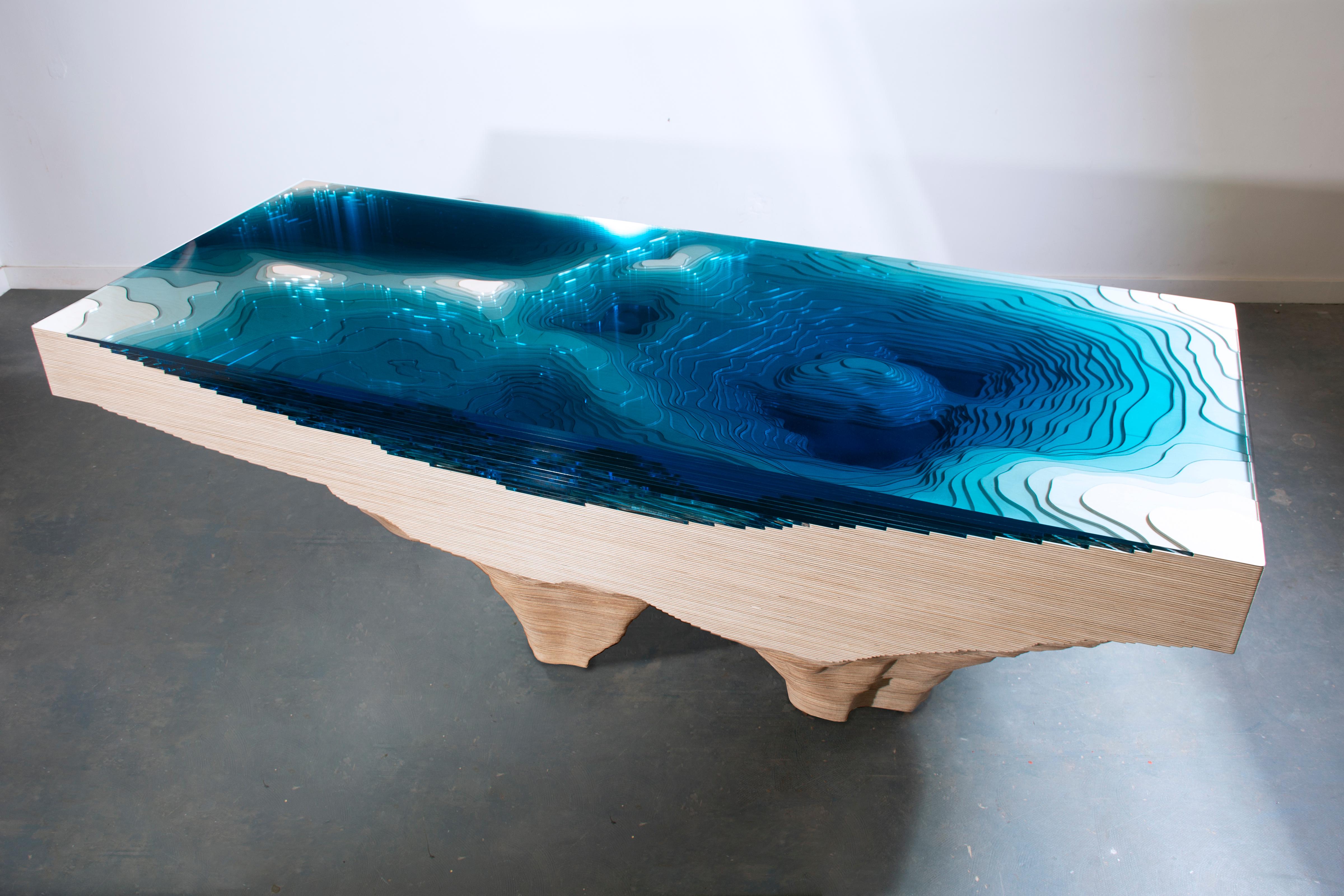 Moderner „Abyss Host“-Mitteltisch aus Holz und blau getöntem Glas im Angebot 2