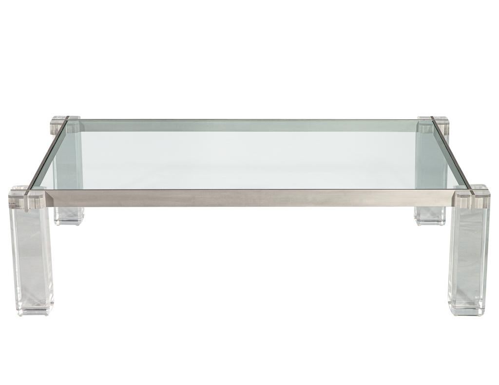 Mid-Century Modern Table de cocktail moderne en acrylique avec cadre métallique en vente